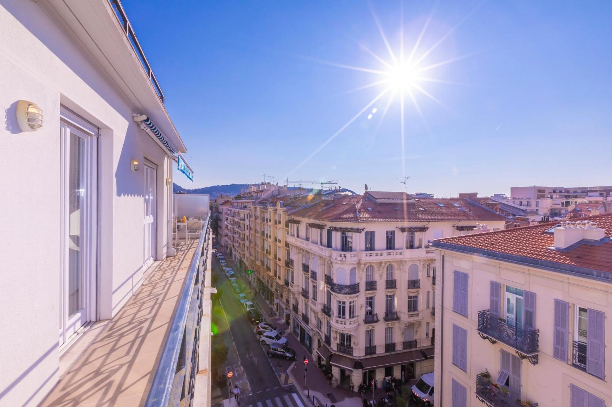 Rooftop At Palais De La Buffa - Happy *