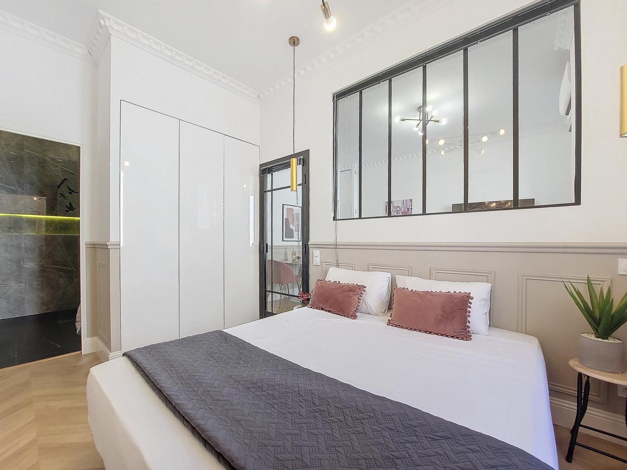 Nestor&jeeves - Rose - - Near Apartment *