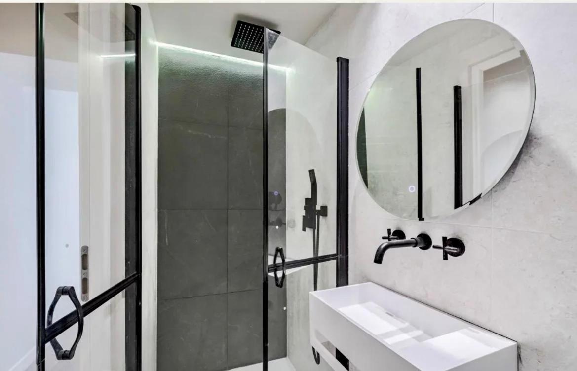 Massena Street, 2 Balcony *