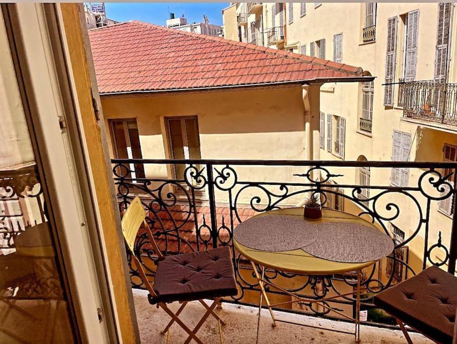 Massena Street, 2 Balcony