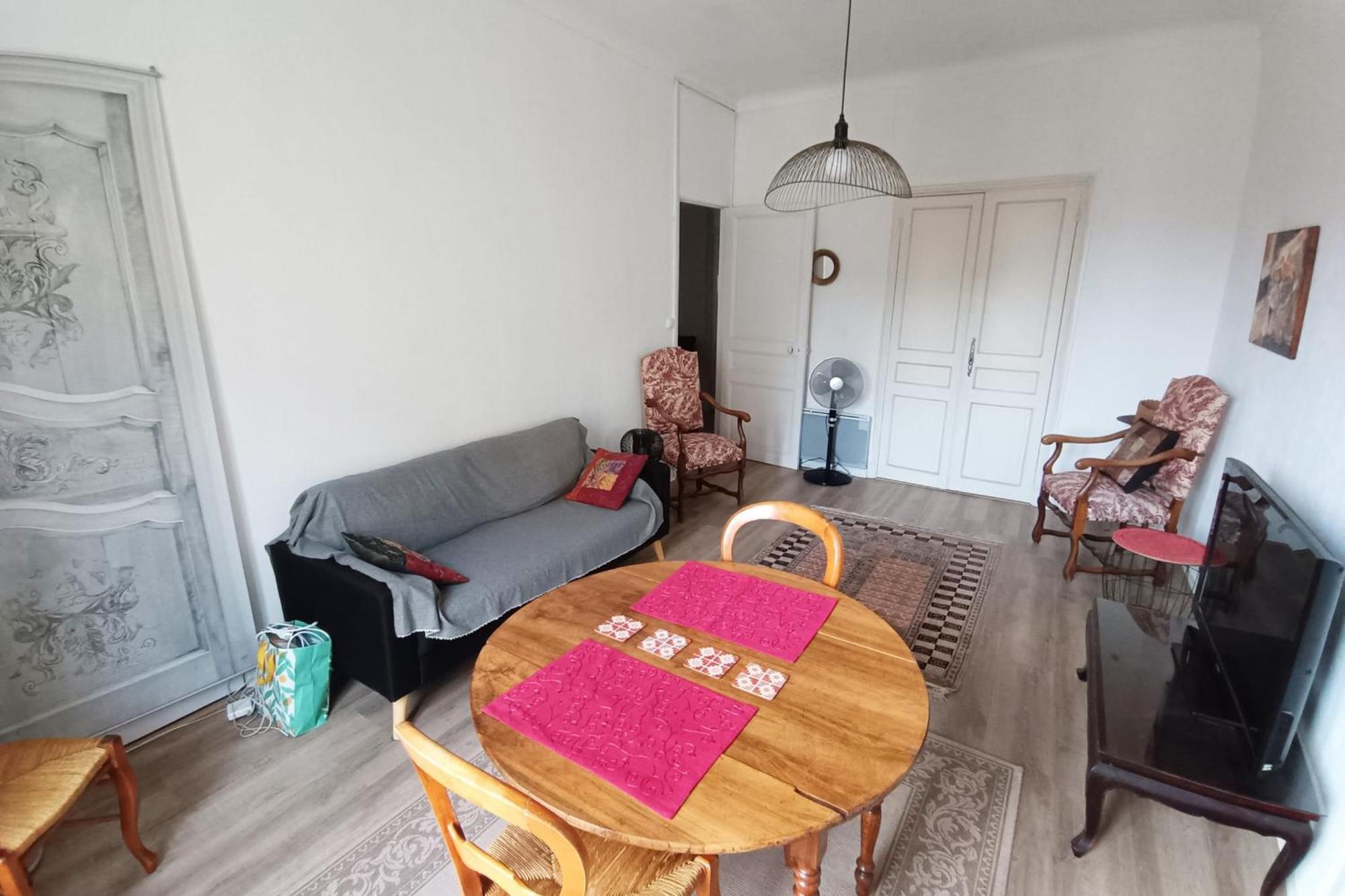 Apartment Spacious T2 Near The Historic Sites Of