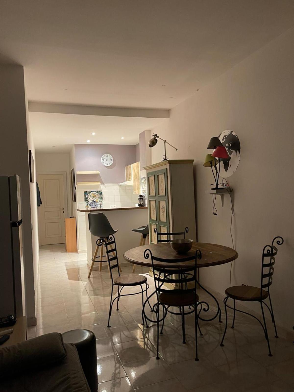 Deloye Fshh Apartment