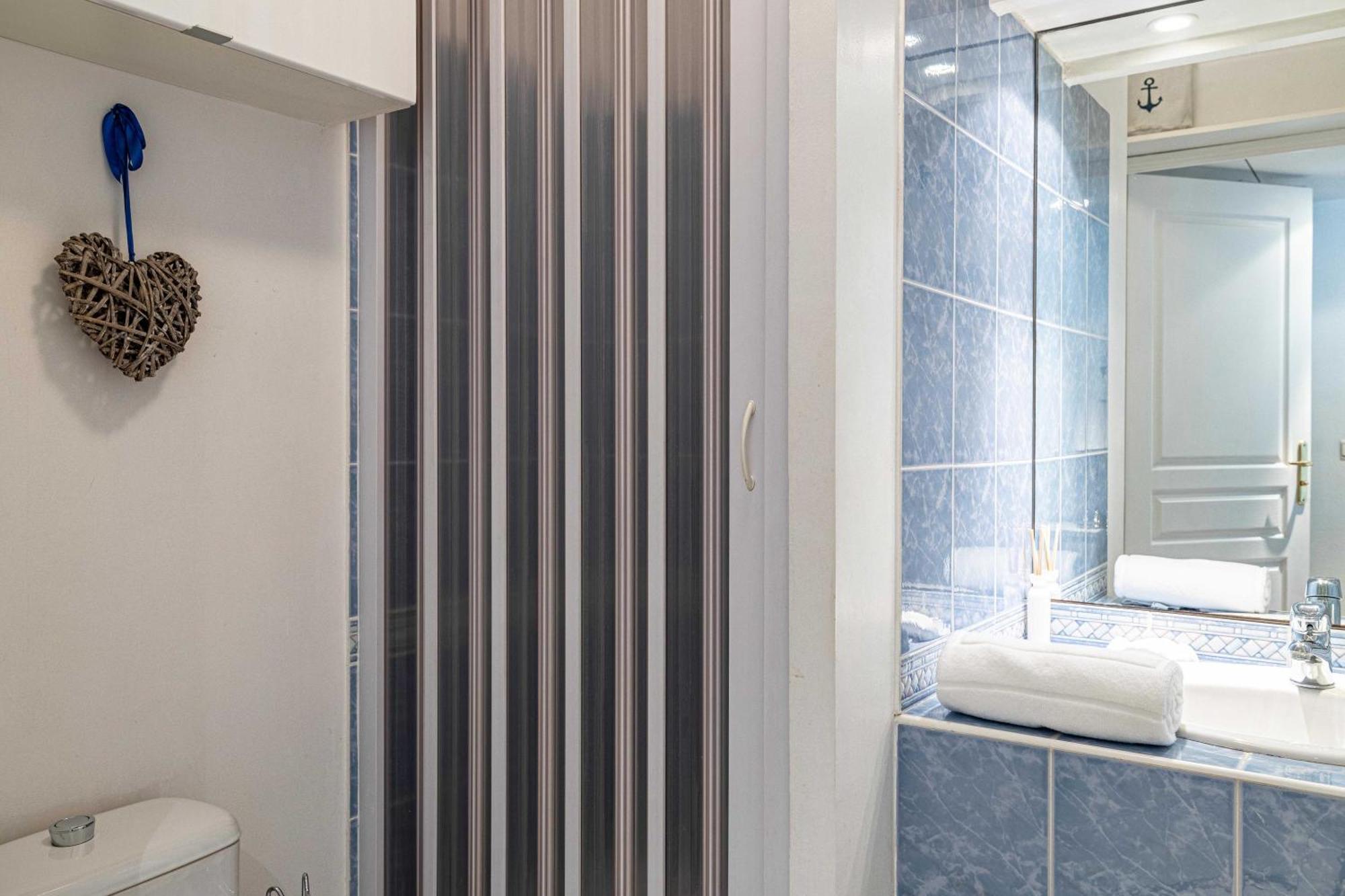 Charming With Pool & Balcony -heart Of Apartment