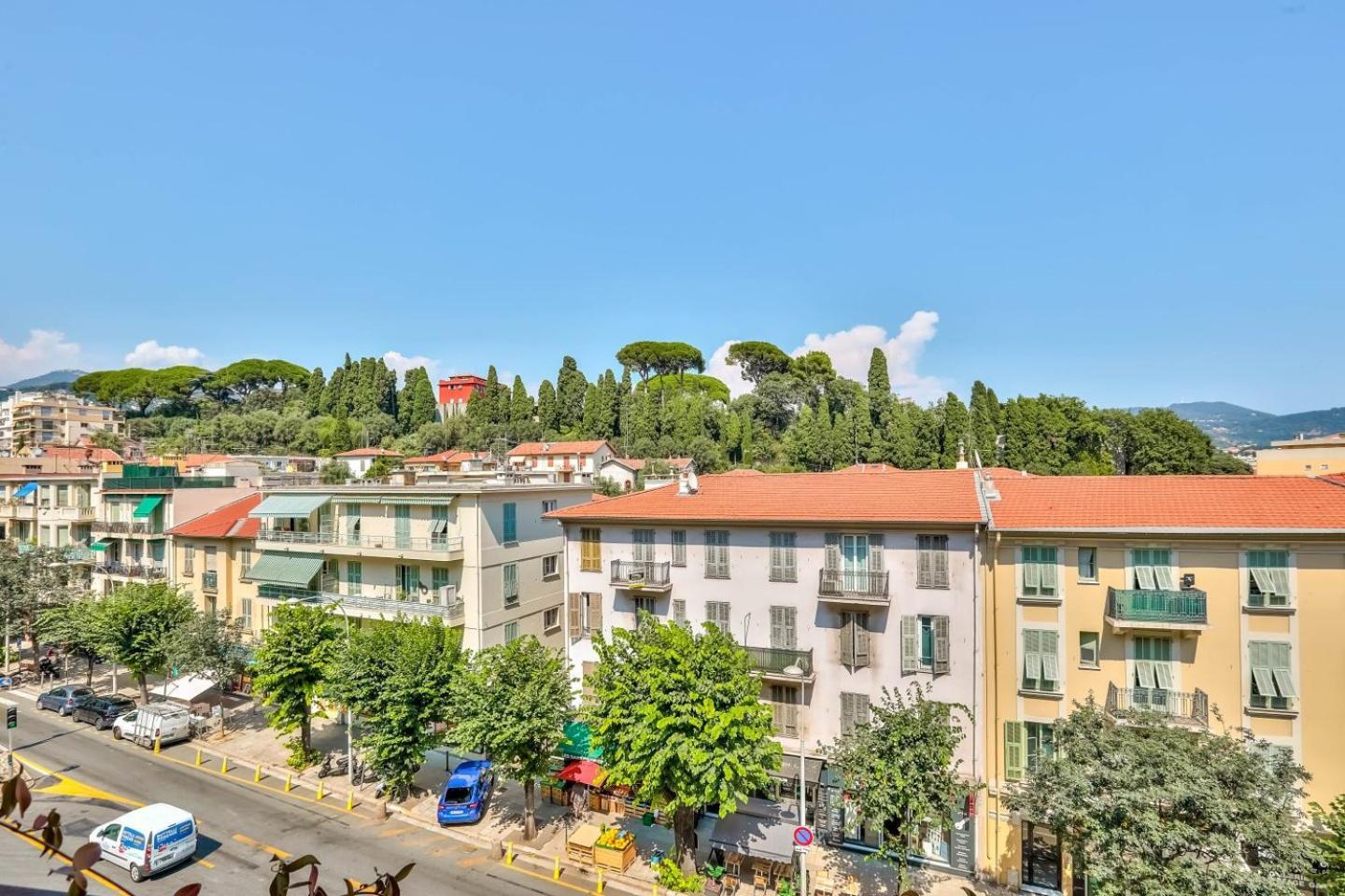 Stunning 1 Bedroom Flat With Terrace At Apartment *