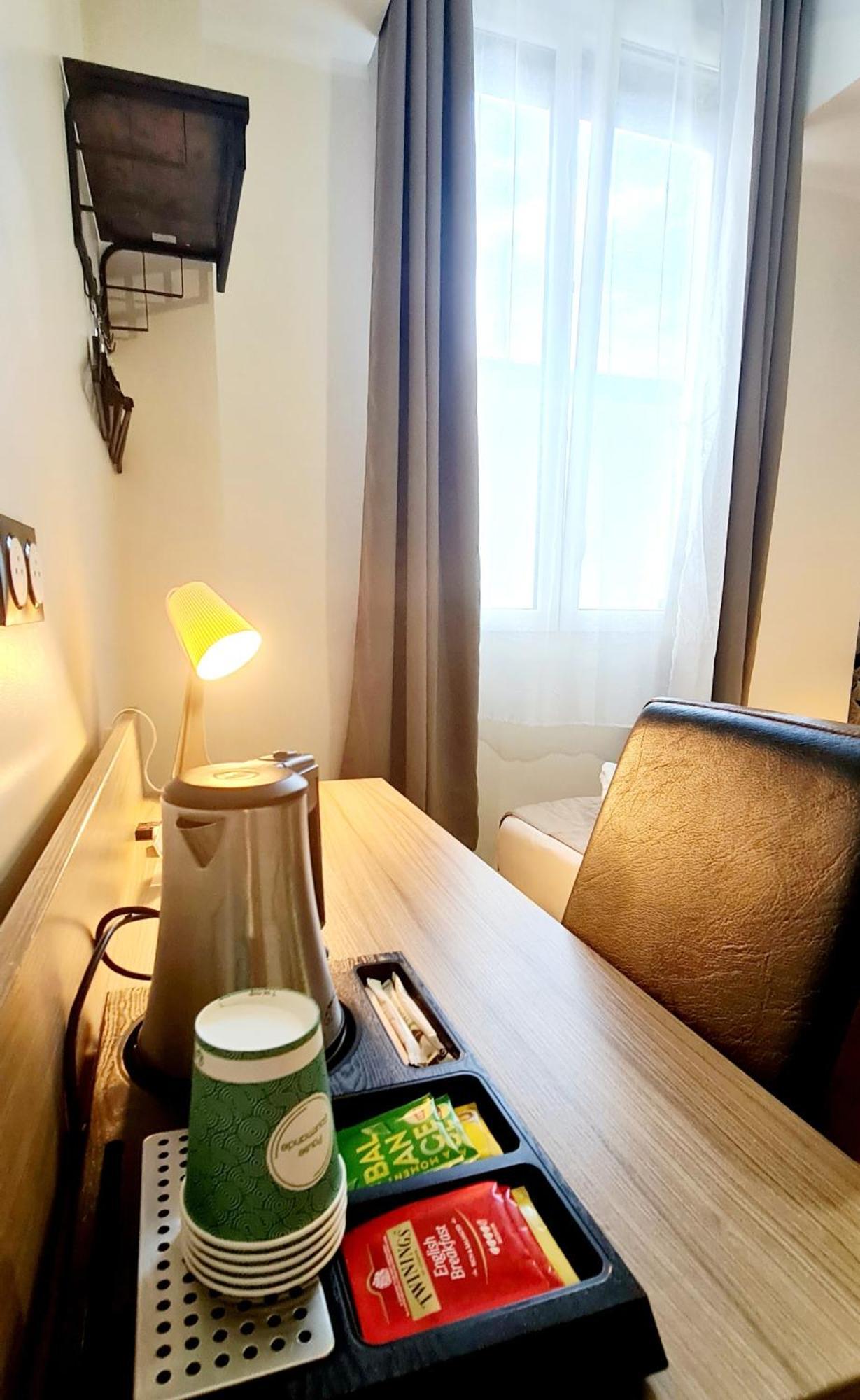 Evelia Hotel *
