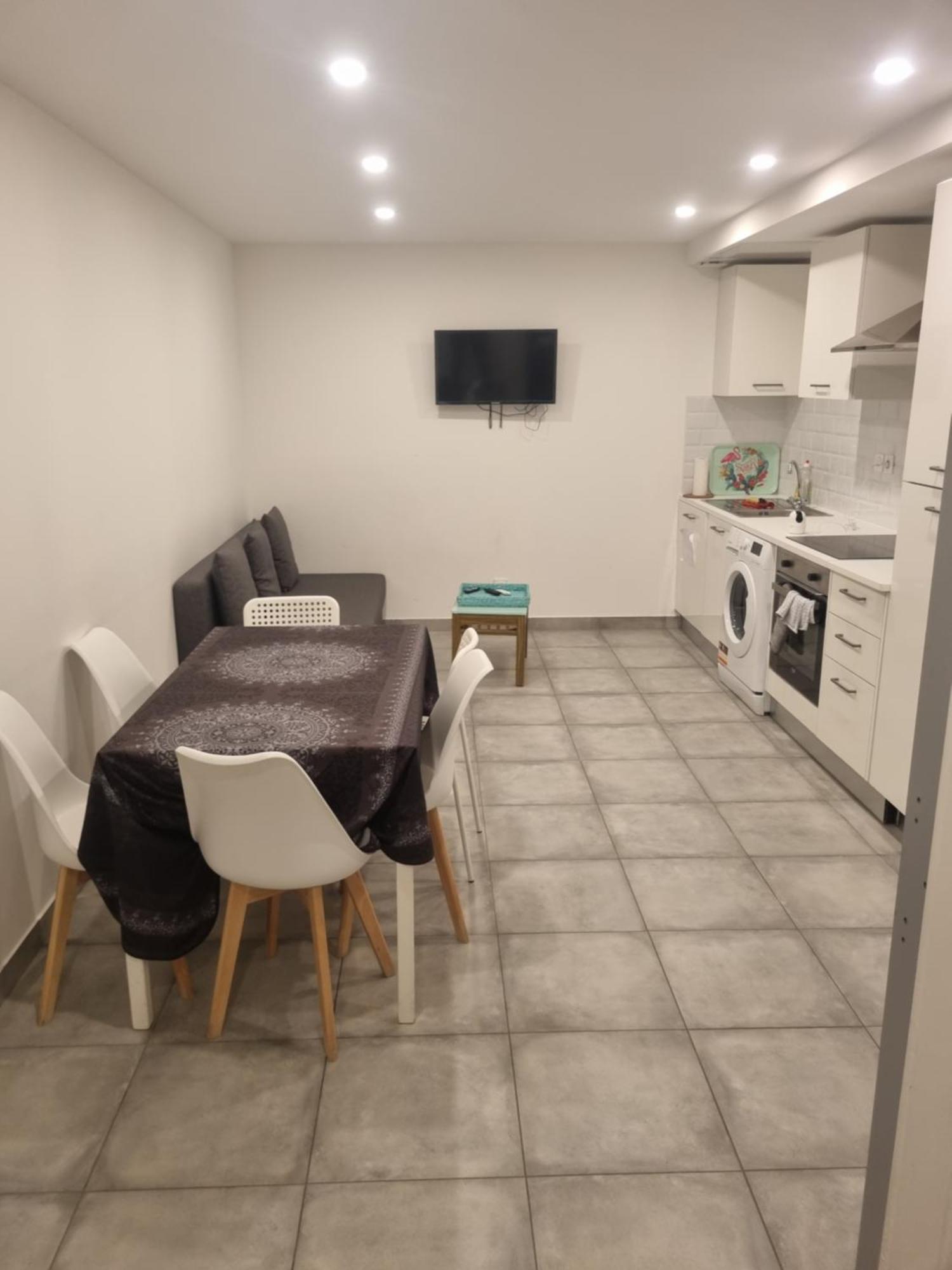 Grand Appartement, 2 Ou 3 Ou 4 Pieces, Tramway Sur Place, Proche Gare Sncf St Augustin 5 Min, Aeroport A 7 Min, Ou Allianz Riviera 10 Min, Palais Nikaia 2 Min , Supermarche Sur Place, Parking Possible Si Disponible Ou Payant A 1000 Metre Apartment *