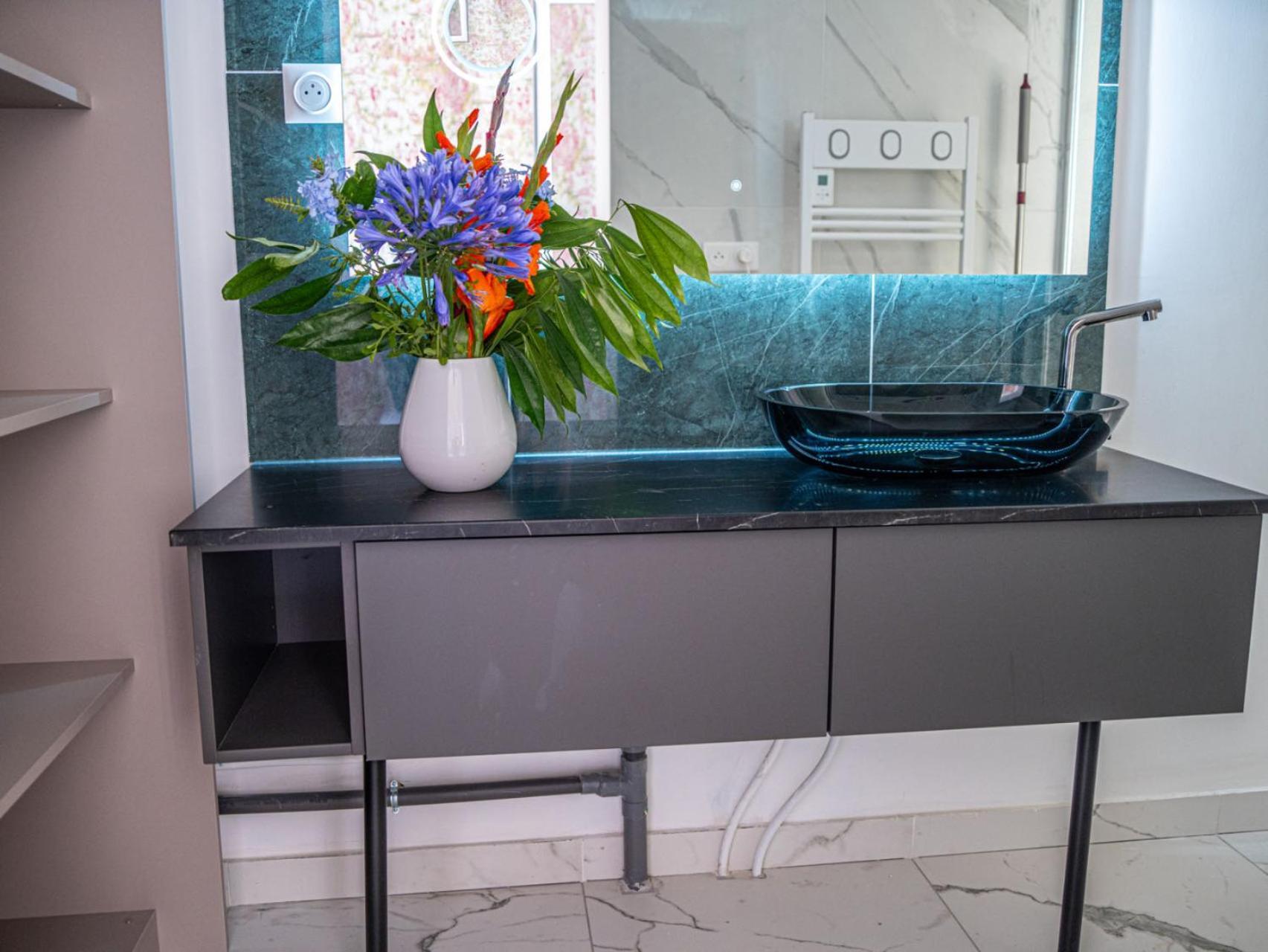 Monique - Le Luxe Proche De La *