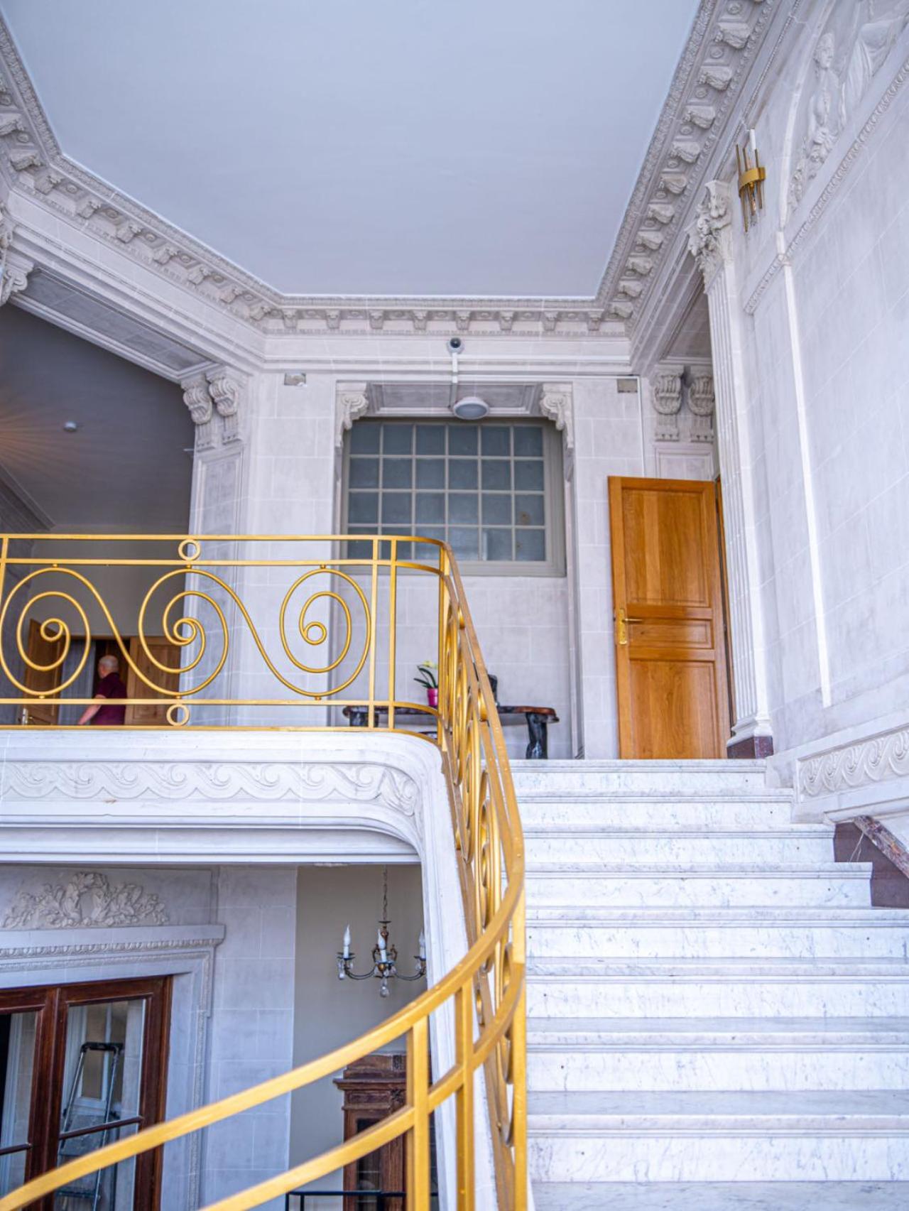 Monique - Le Luxe Proche De La