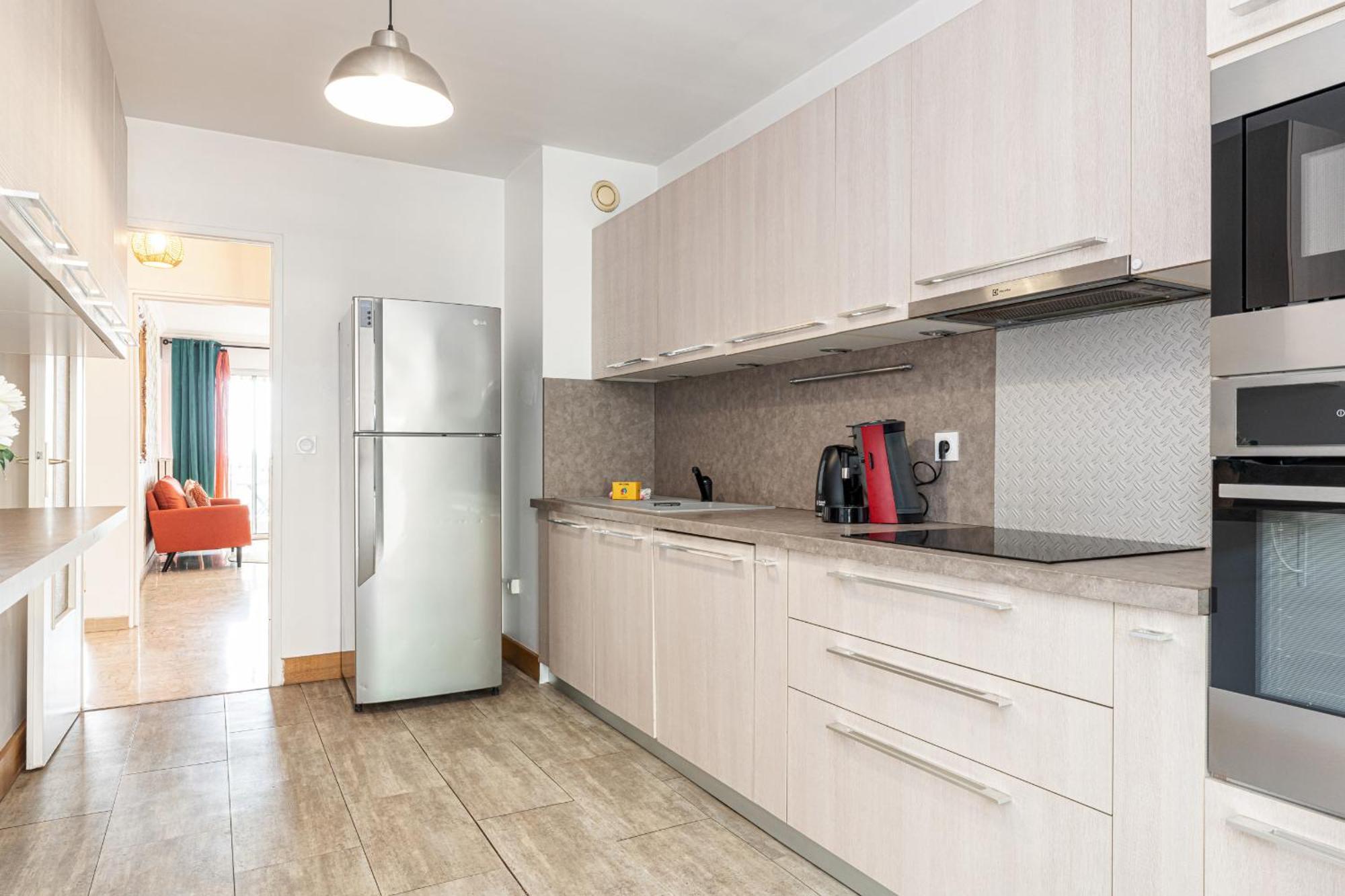 Apartment Large 2 Bdr Close To The Balcony & Garage