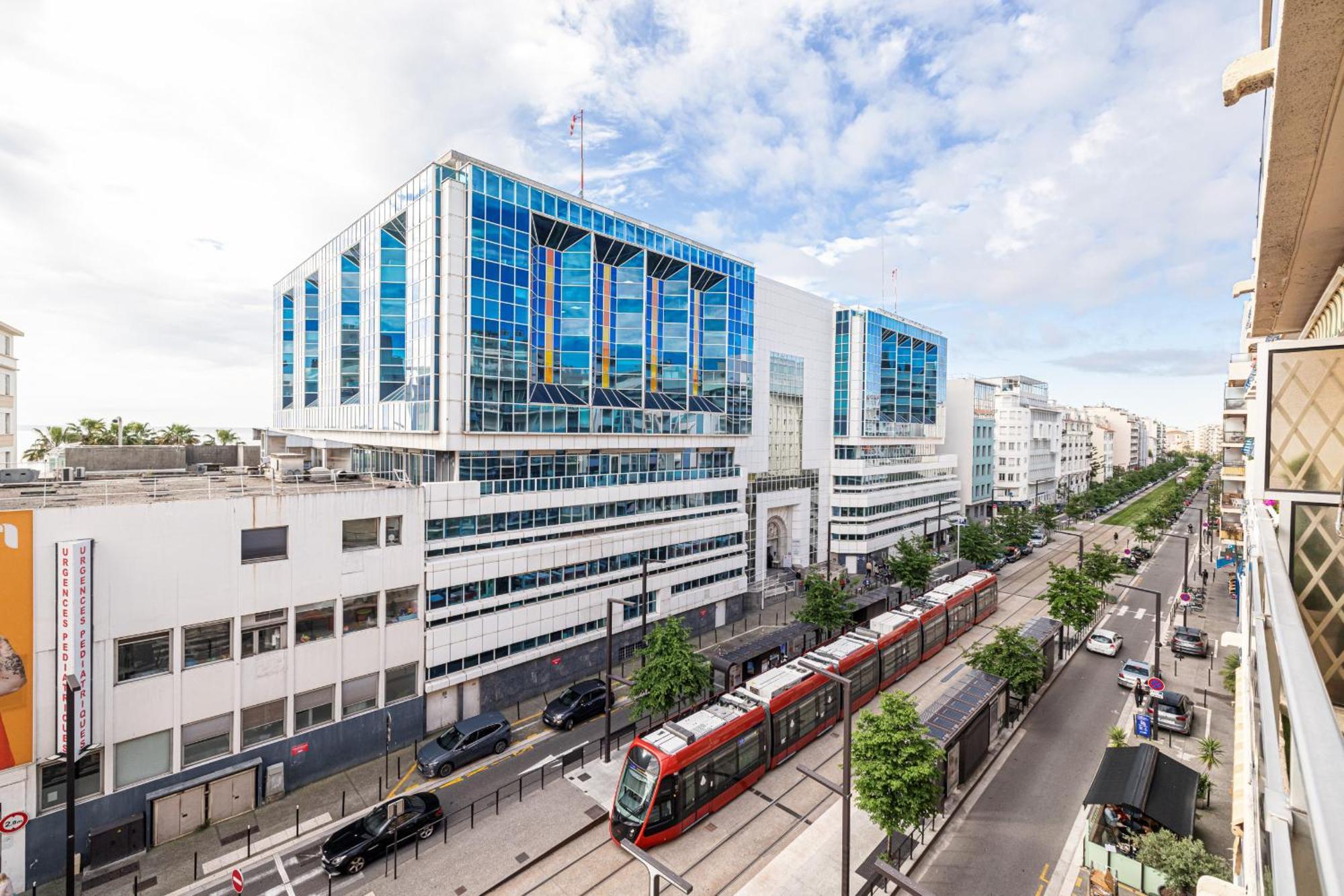 Large 2 Bdr Close To The Balcony & Garage