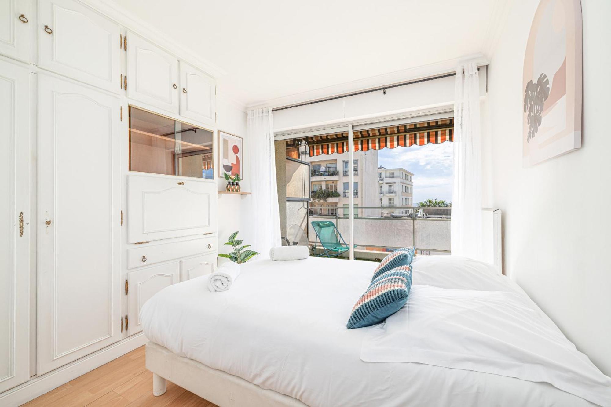 Large 2 Bdr Close To The Balcony & Garage *