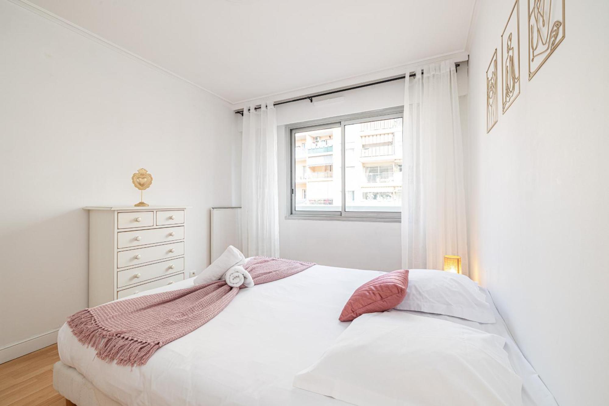 Large 2 Bdr Close To The Balcony & Garage Nice