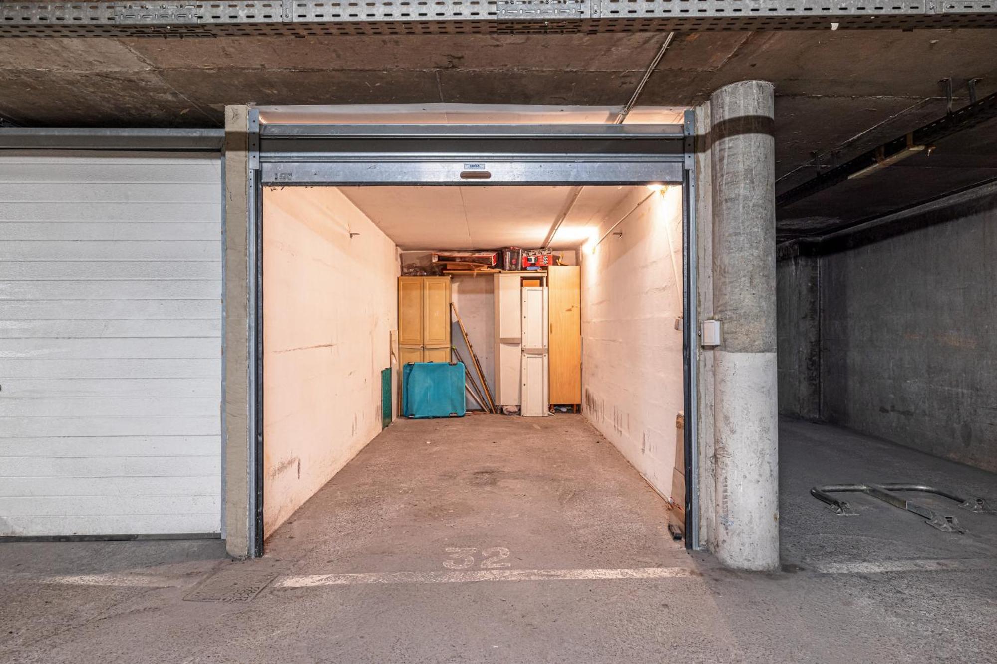 Large 2 Bdr Close To The Balcony & Garage Apartment