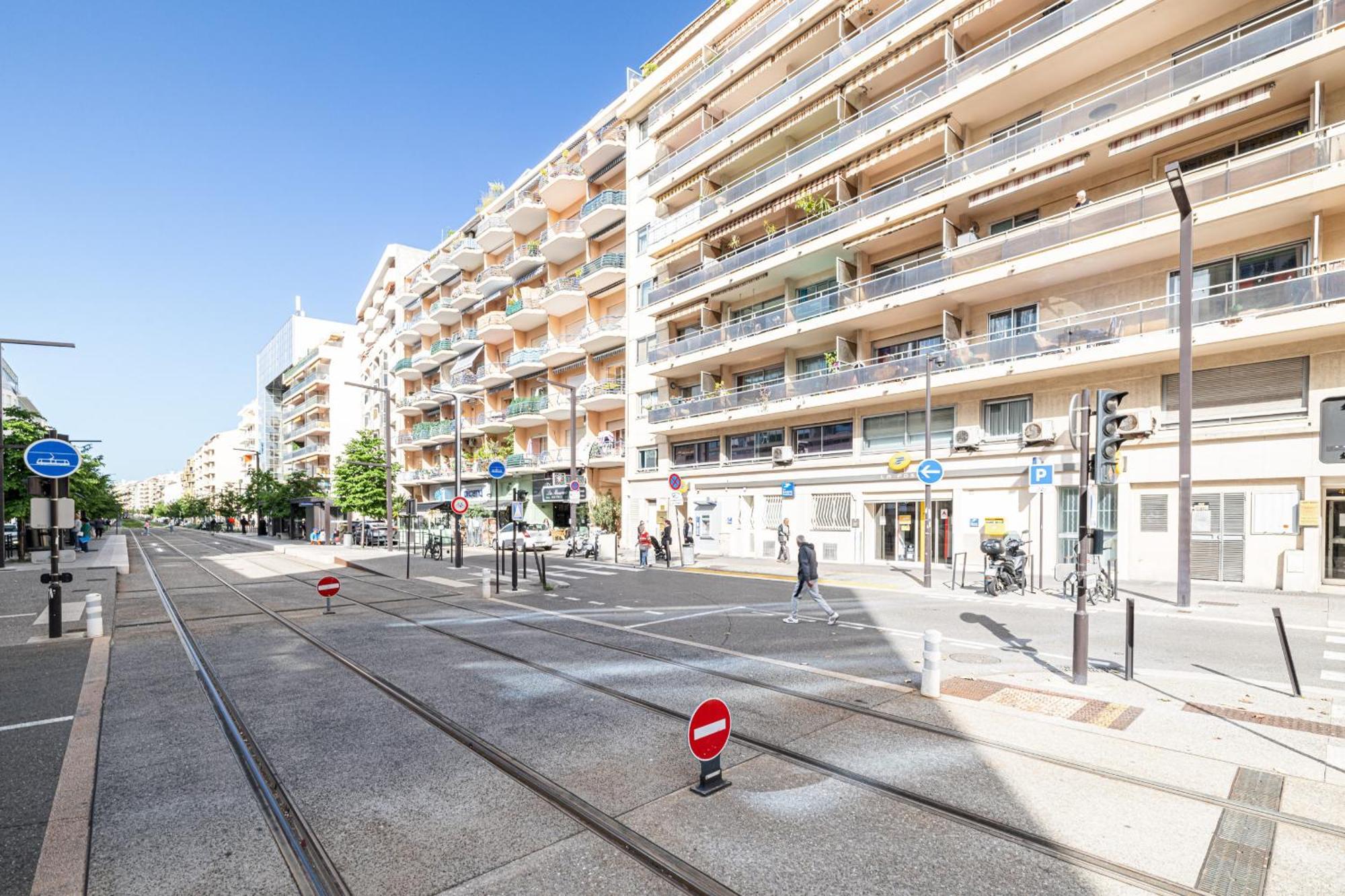 Apartment Large 2 Bdr Close To The Balcony & Garage *