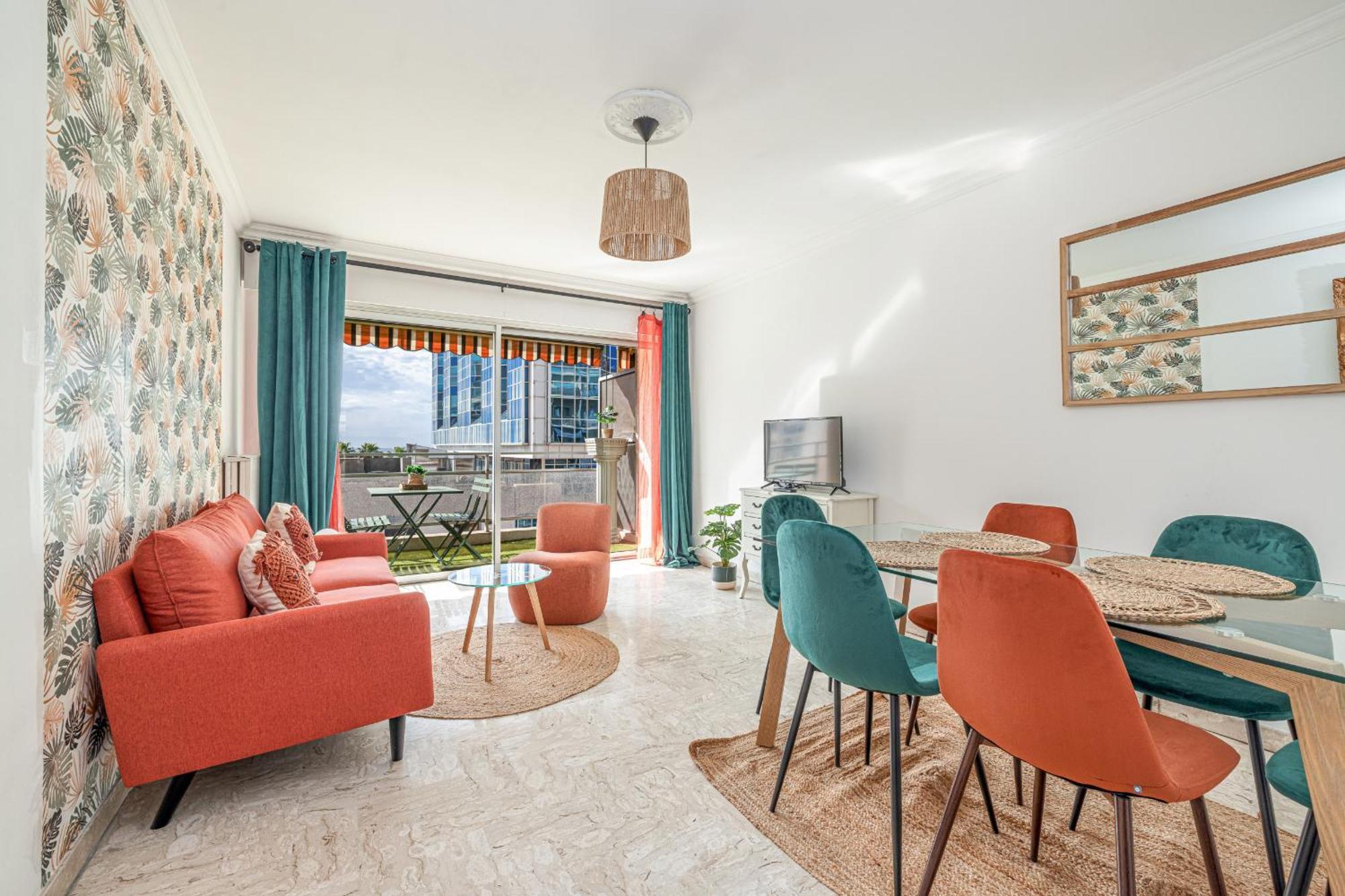 Large 2 Bdr Close To The Balcony & Garage Apartment