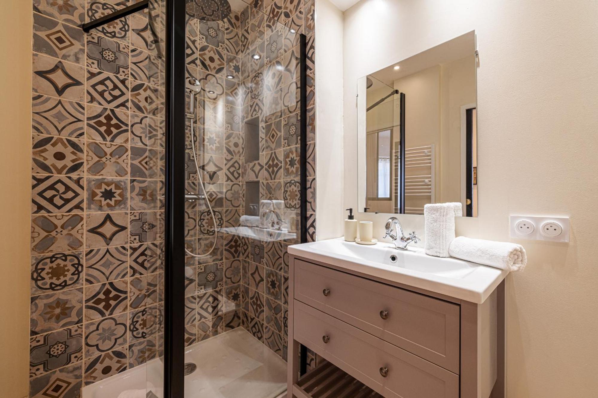 Large & Quiet 1 Bdr Downtown * Nice