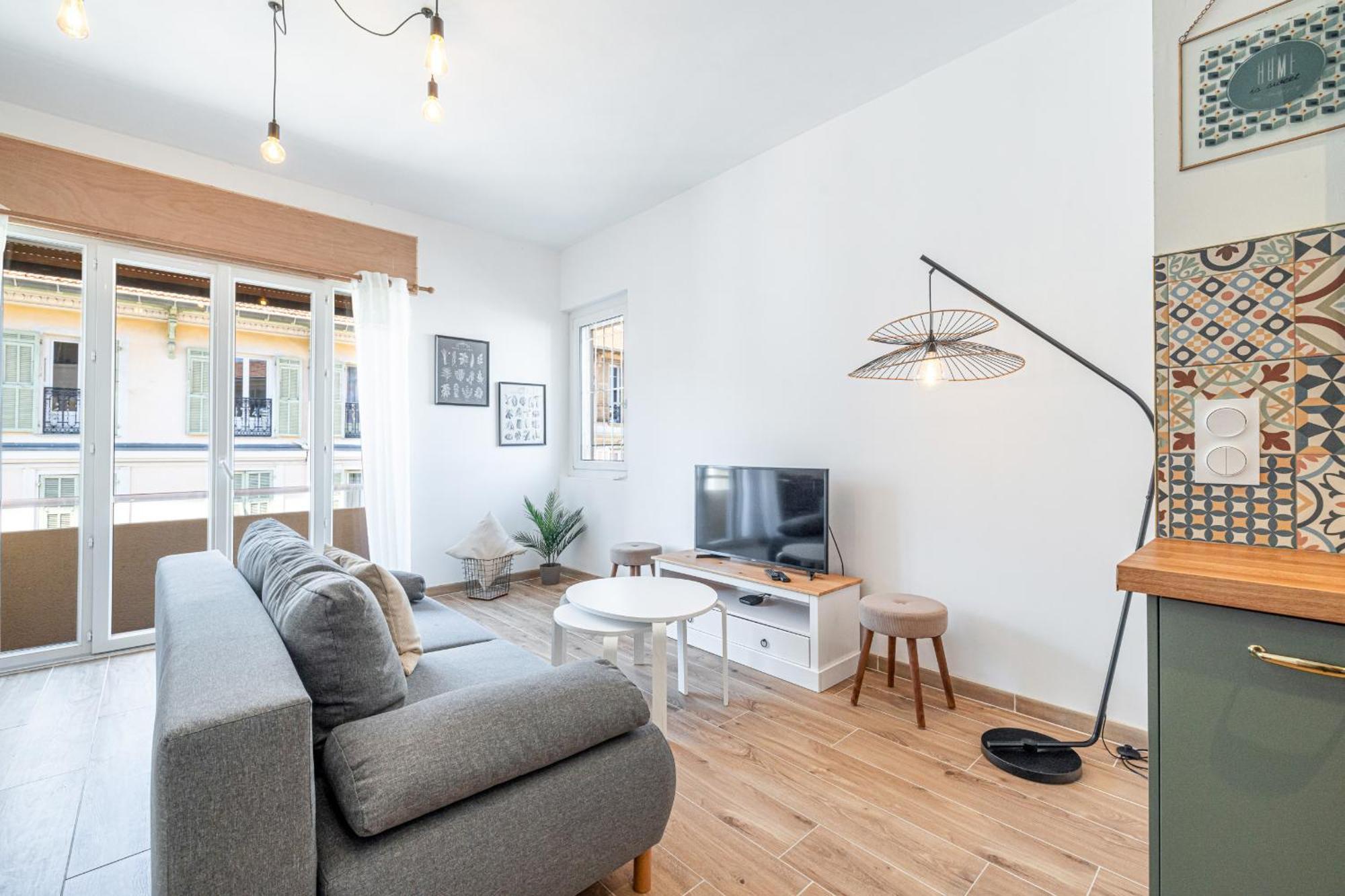 Large & Quiet 1 Bdr Downtown Nice