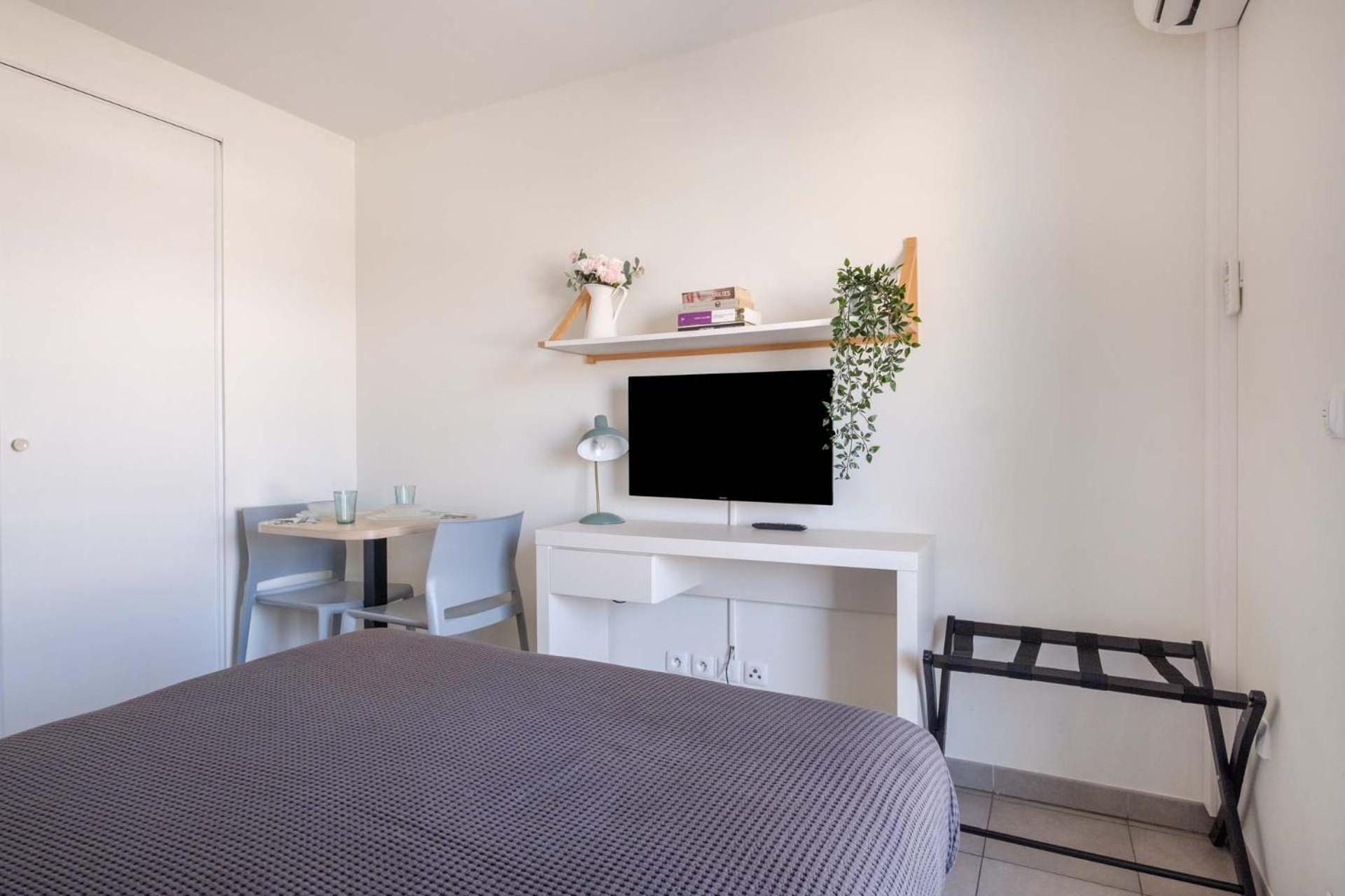 Student Factory Apartment *