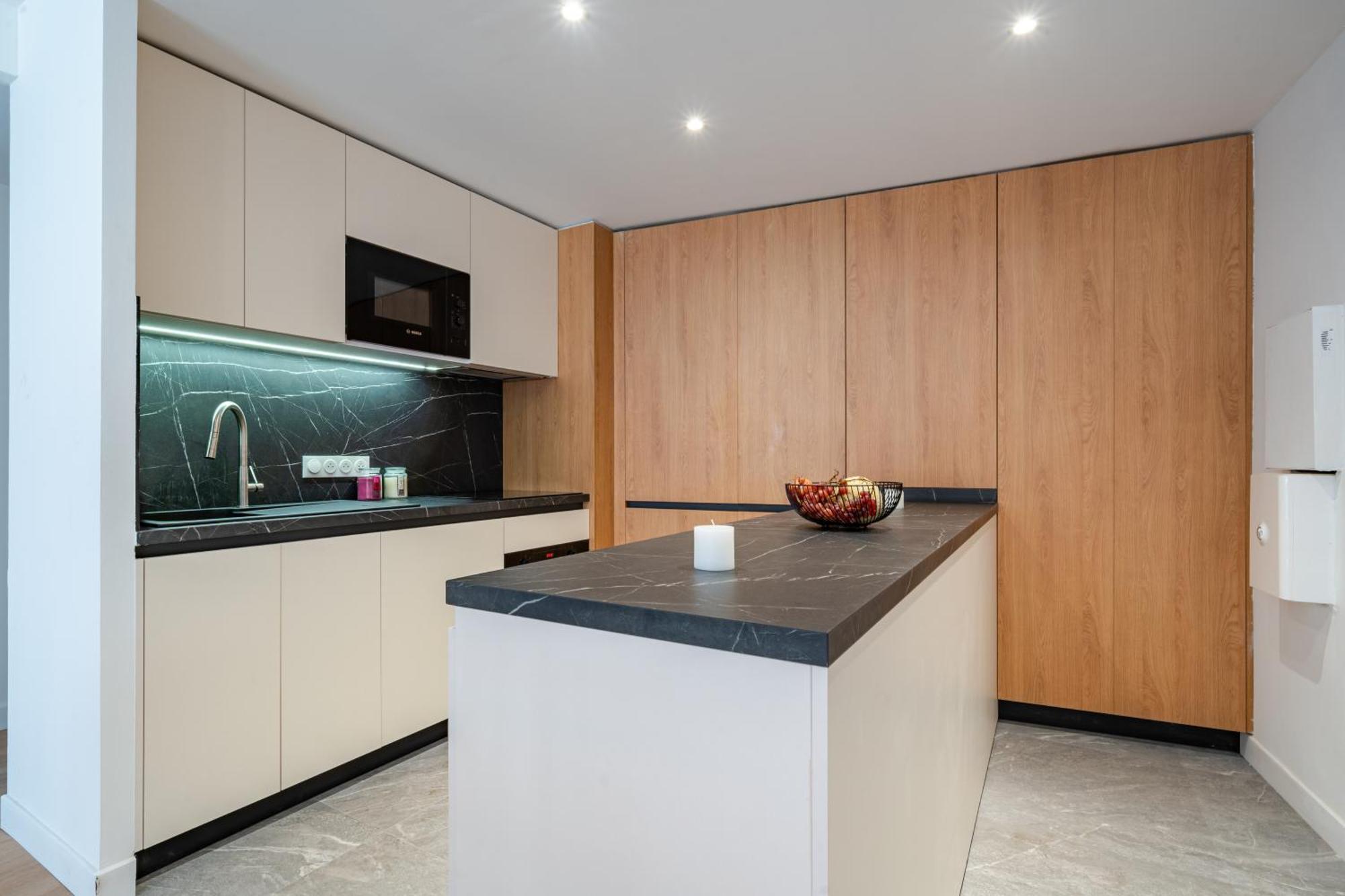 Near Old Town And Fully Renovated *