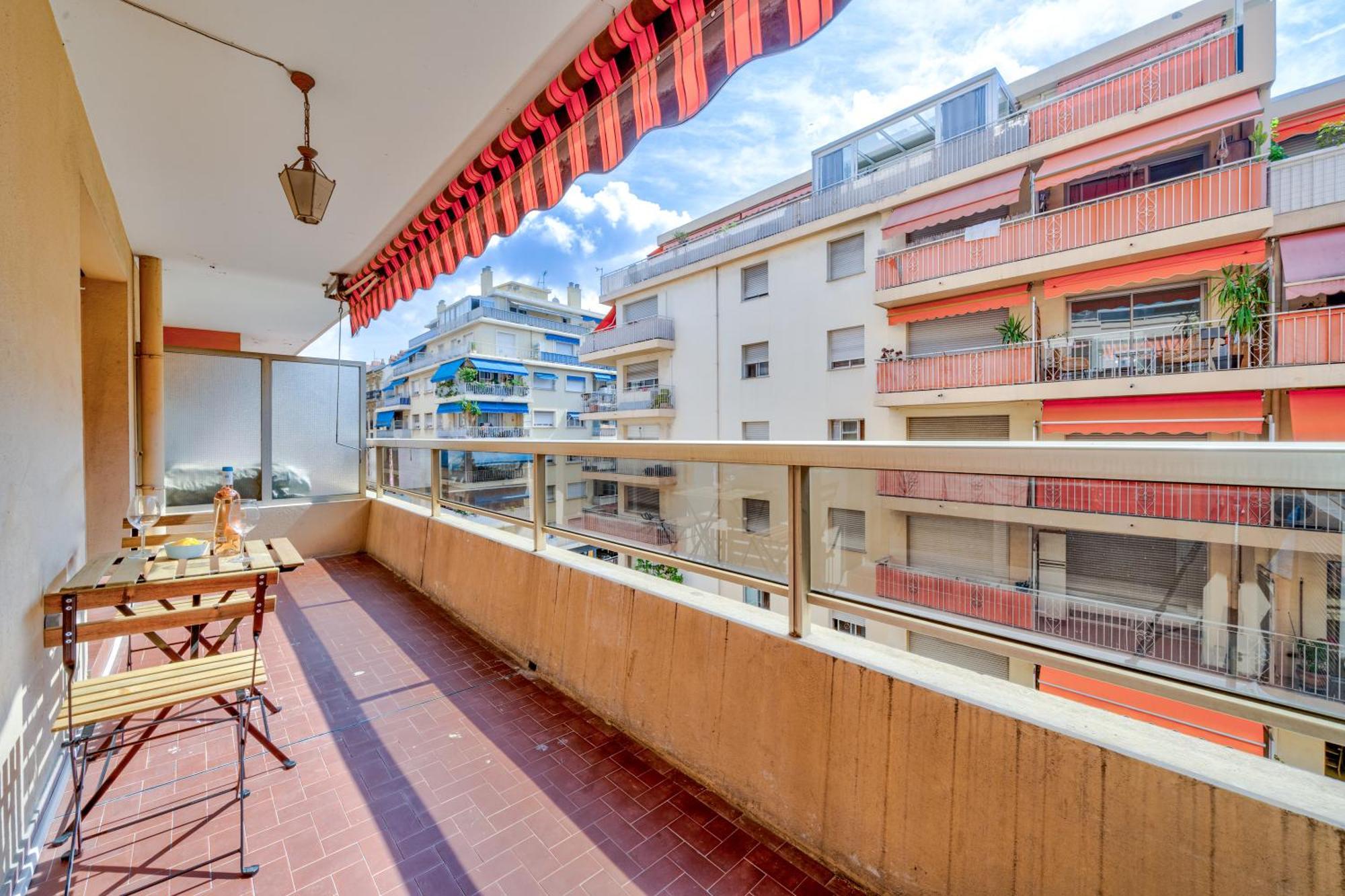 Near Old Town And Fully Renovated Apartment