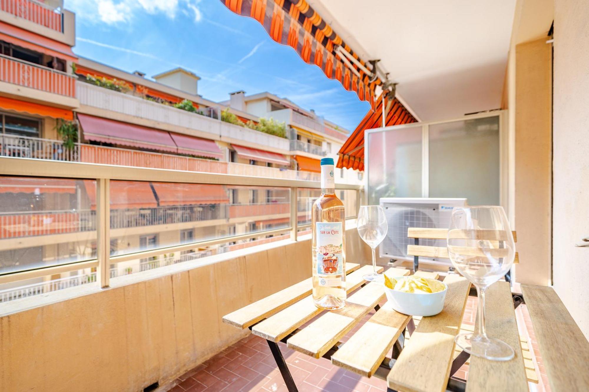 Near Old Town And Fully Renovated Apartment Nice