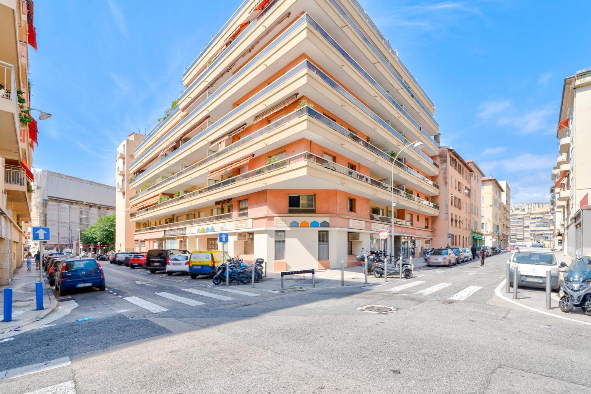 Near Old Town And Fully Renovated *