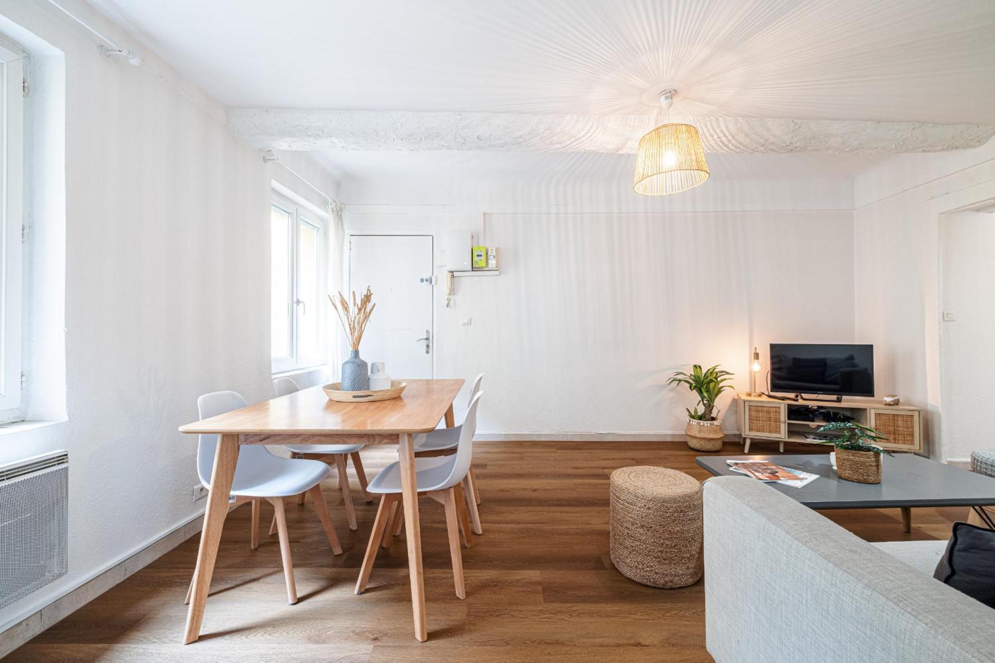 2 Bdr Heart Of The Old Town Apartment Nice
