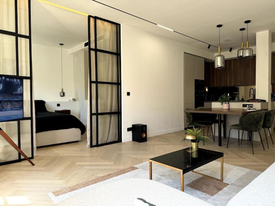 Modern Massena Place Apartment *