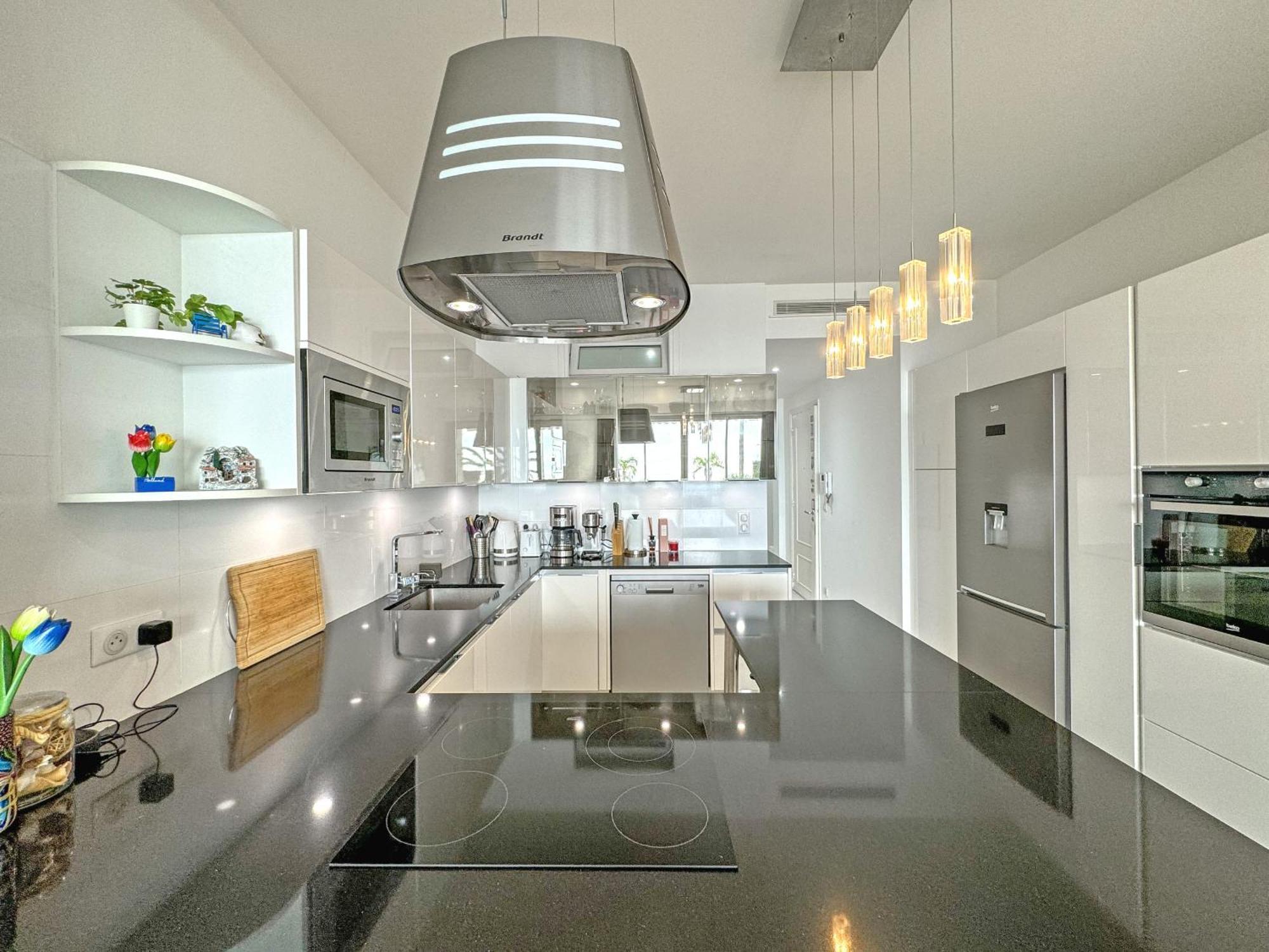 Gorgeous Oceanfront Promenade Apartment