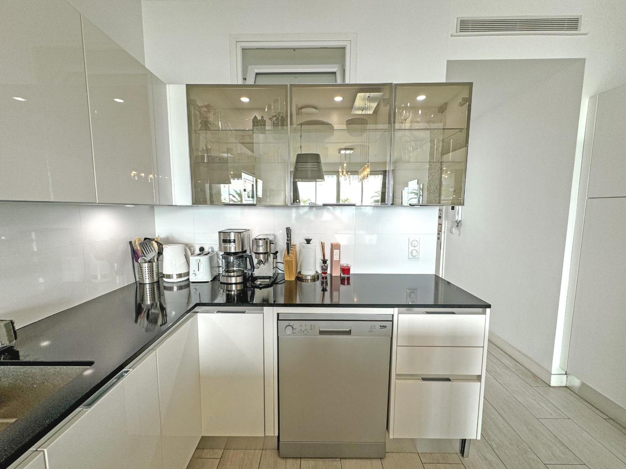 Gorgeous Oceanfront Promenade Apartment *