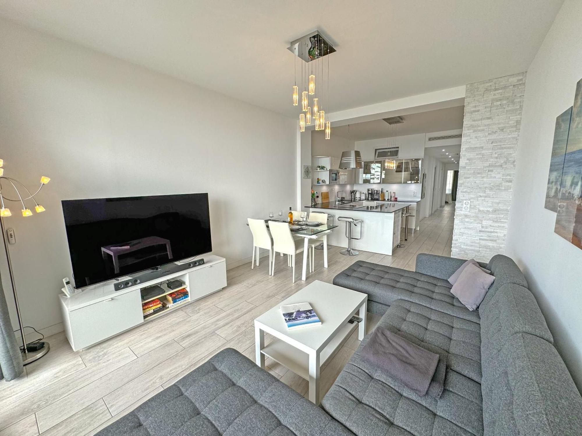 Gorgeous Oceanfront Promenade Apartment Nice