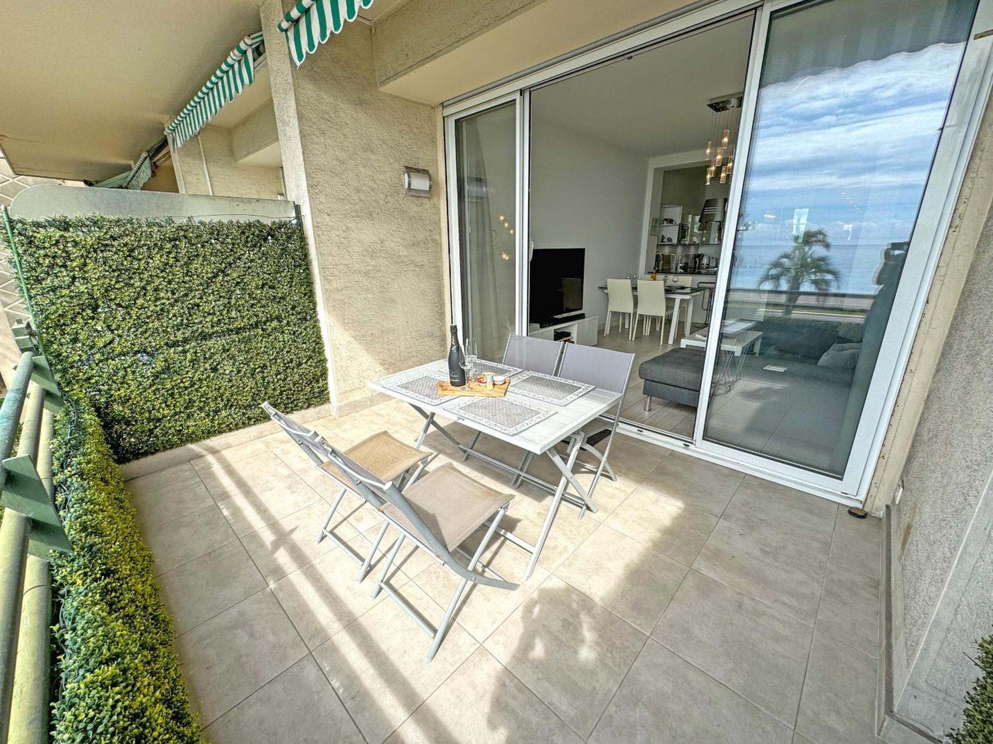 Gorgeous Oceanfront Promenade Nice