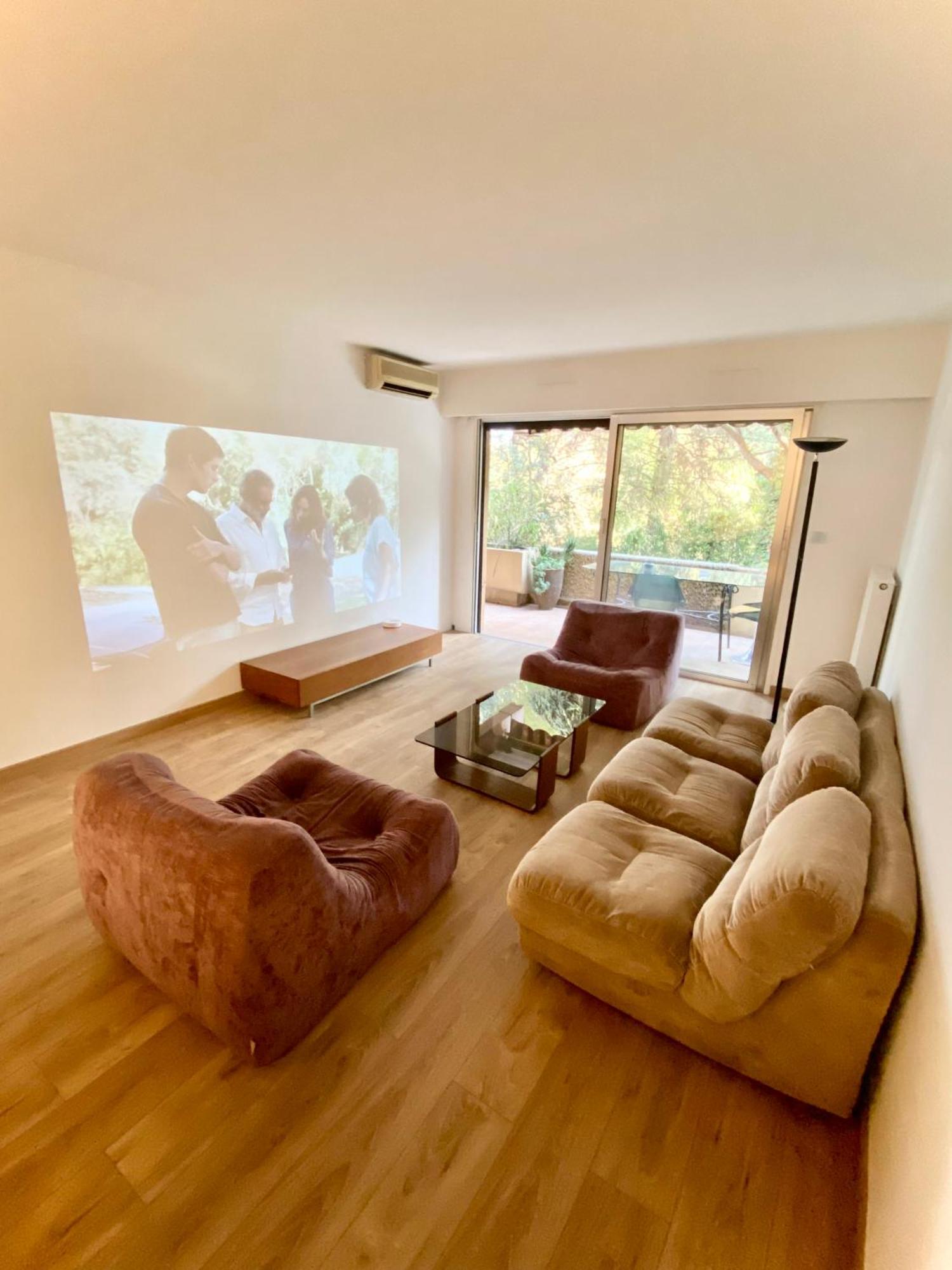 Superbe De 3p Pieces Dans Avec Piscine Et Climatisation *