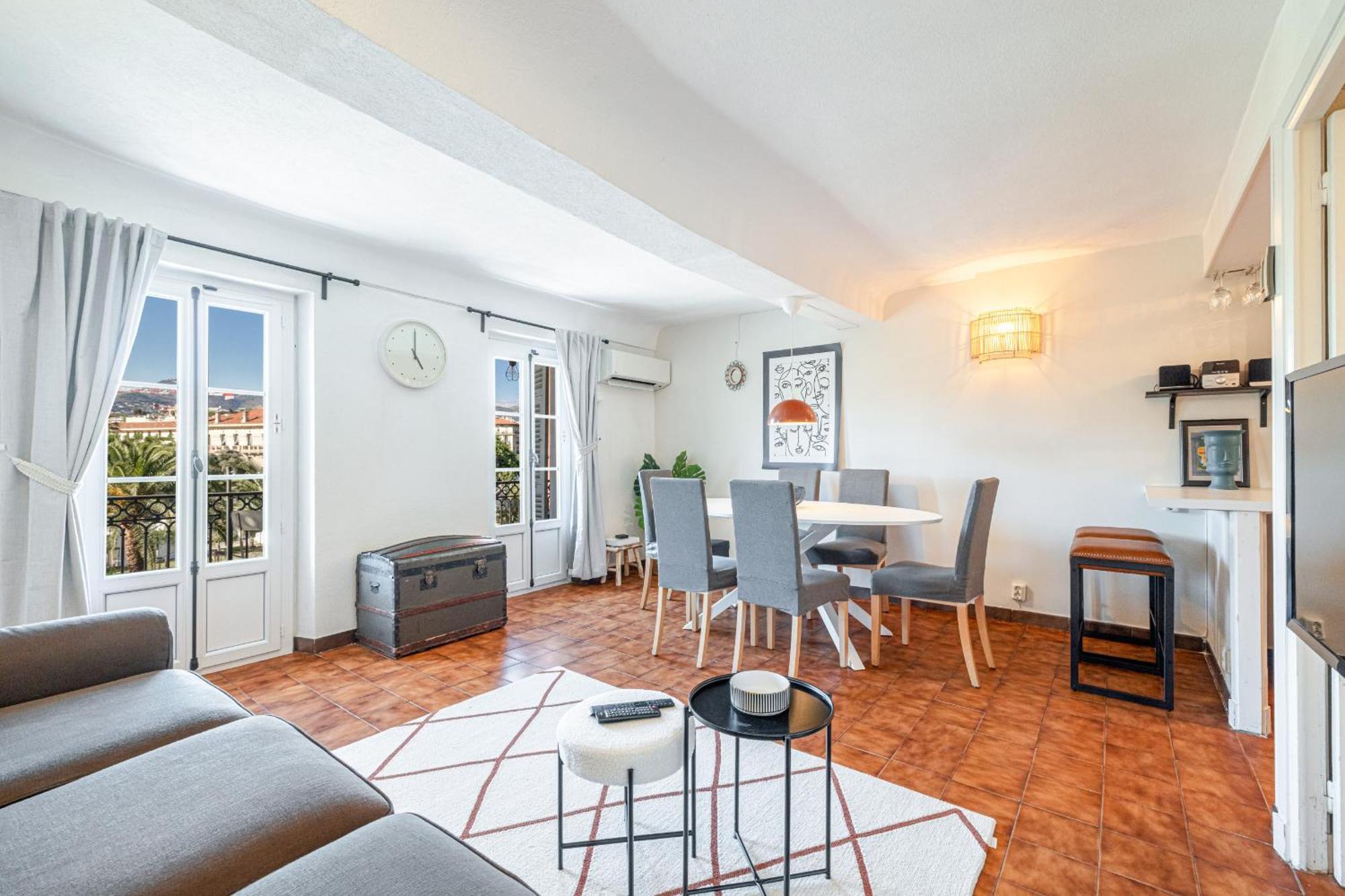 2 Bdr Panoramic View On Gardens Apartment *