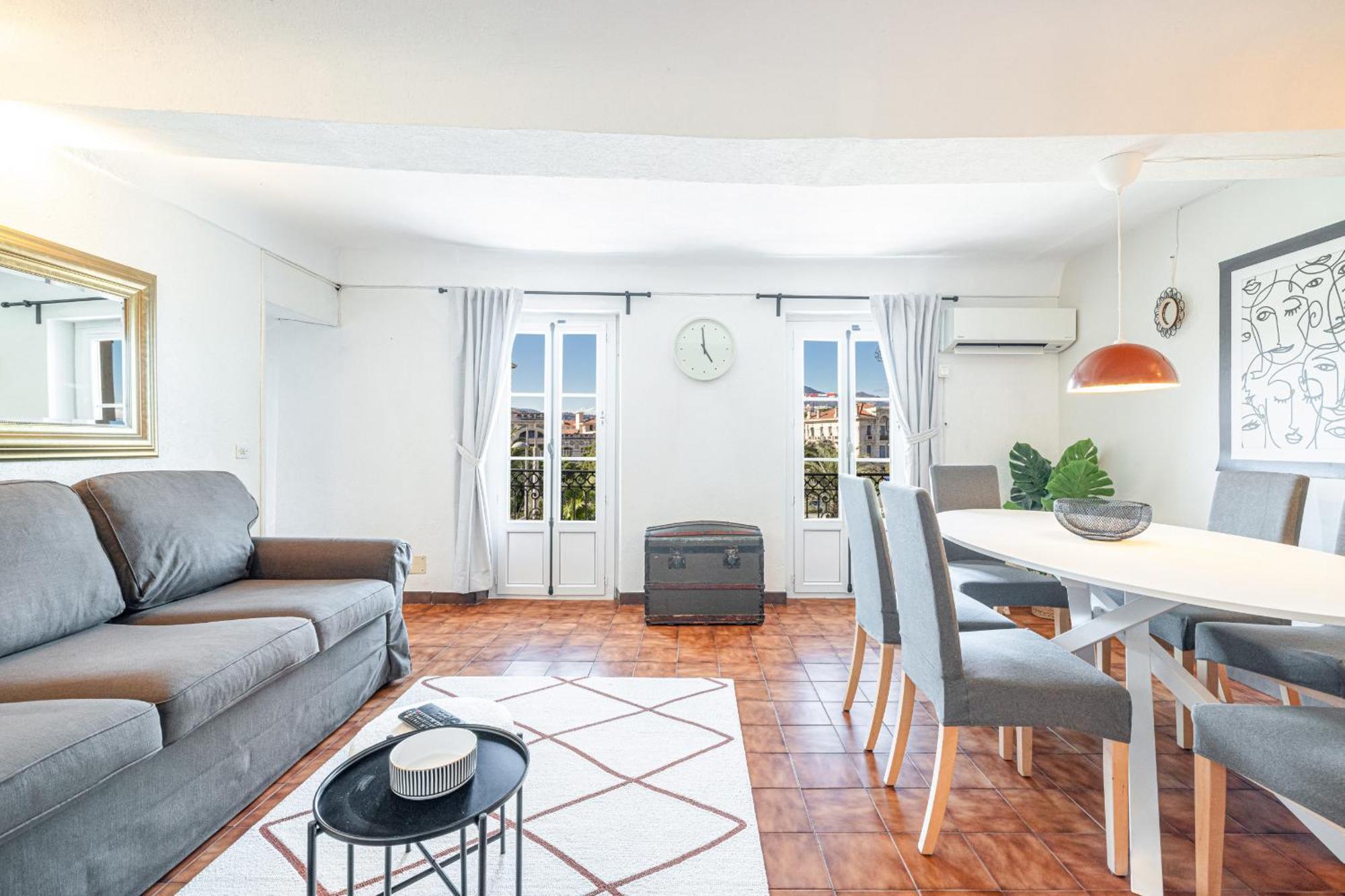 2 Bdr Panoramic View On Gardens *