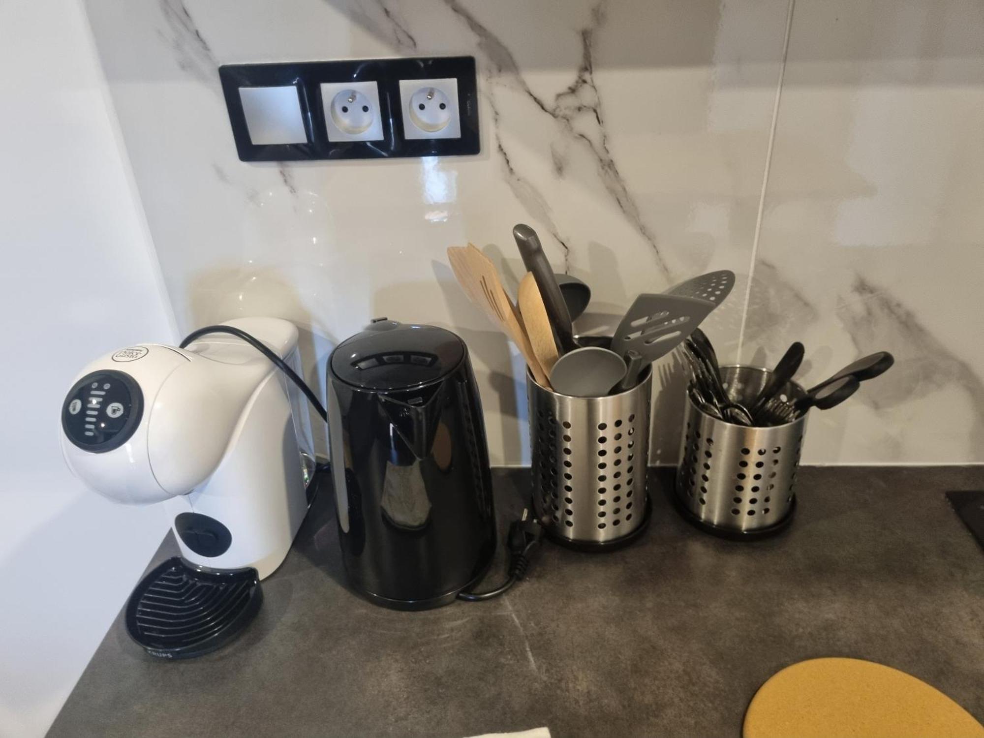 Apartment F3 ,appartement Climatise Neuf, Magnifique Vue Sur Et Aeroport, Proche Tram Et Gare Sncf 1 Min,aeroport 3 Minutes, 3 Rooms, New Ac Apartment, Magnificent Sea And Airport Views, Close To Tram And Sncf Train Station 1 Min, Airport 3 Min