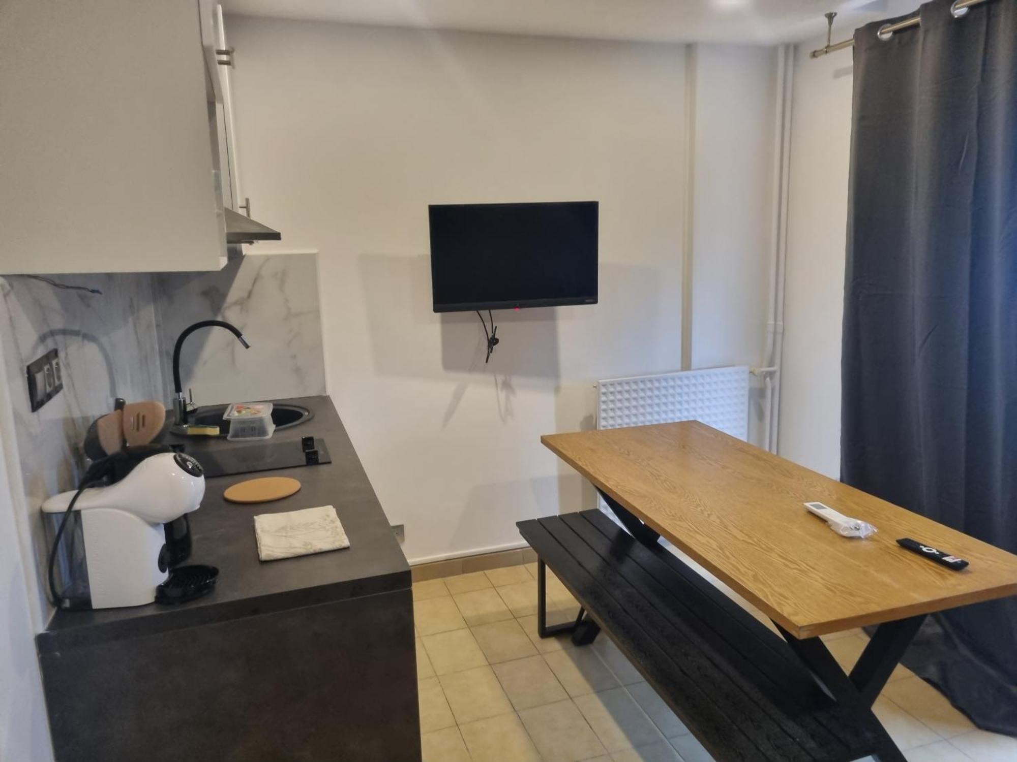 F2 F3 ,appartement Climatise Neuf, Magnifique Vue Sur Et Aeroport, Proche Tram Et Gare Sncf 1 Min,aeroport 3 Minutes, 2or3 Rooms, New Ac Apartment, Magnificent Sea And Airport Views, Close To Tram And Sncf Train Station 1 Min, Airport 3 Min Apartment Nice