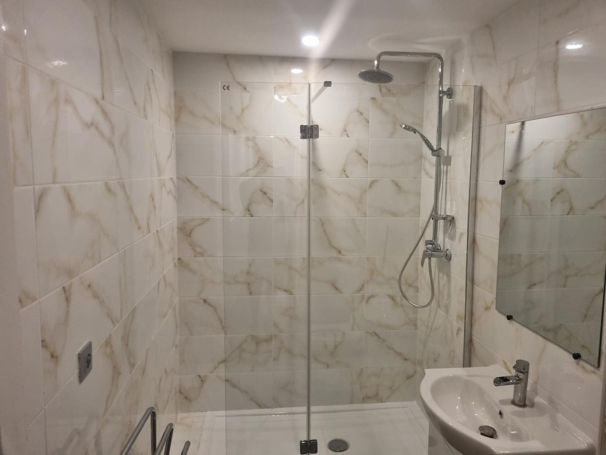 F3 ,appartement Climatise Neuf, Magnifique Vue Sur Et Aeroport, Proche Tram Et Gare Sncf 1 Min,aeroport 3 Minutes, 3 Rooms, New Ac Apartment, Magnificent Sea And Airport Views, Close To Tram And Sncf Train Station 1 Min, Airport 3 Min Nice