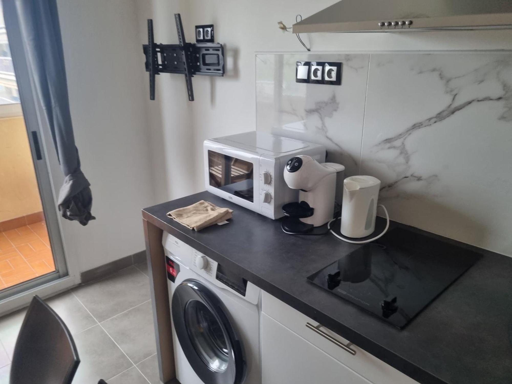Apartment F2 F3 ,appartement Climatise Neuf, Magnifique Vue Sur Et Aeroport, Proche Tram Et Gare Sncf 1 Min,aeroport 3 Minutes, 2or3 Rooms, New Ac Apartment, Magnificent Sea And Airport Views, Close To Tram And Sncf Train Station 1 Min, Airport 3 Min Nice