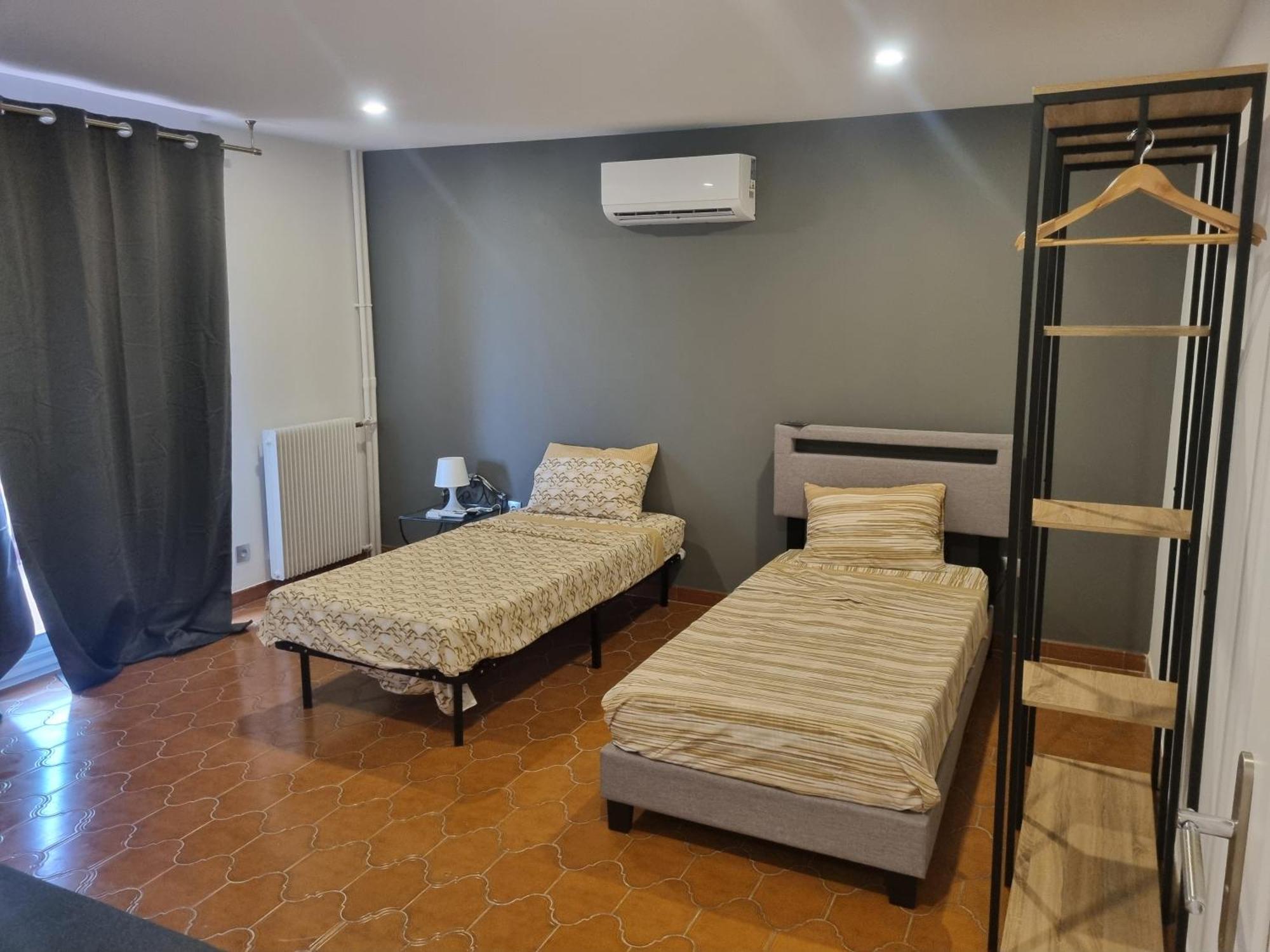 Apartment F3 ,appartement Climatise Neuf, Magnifique Vue Sur Et Aeroport, Proche Tram Et Gare Sncf 1 Min,aeroport 3 Minutes, 3 Rooms, New Ac Apartment, Magnificent Sea And Airport Views, Close To Tram And Sncf Train Station 1 Min, Airport 3 Min