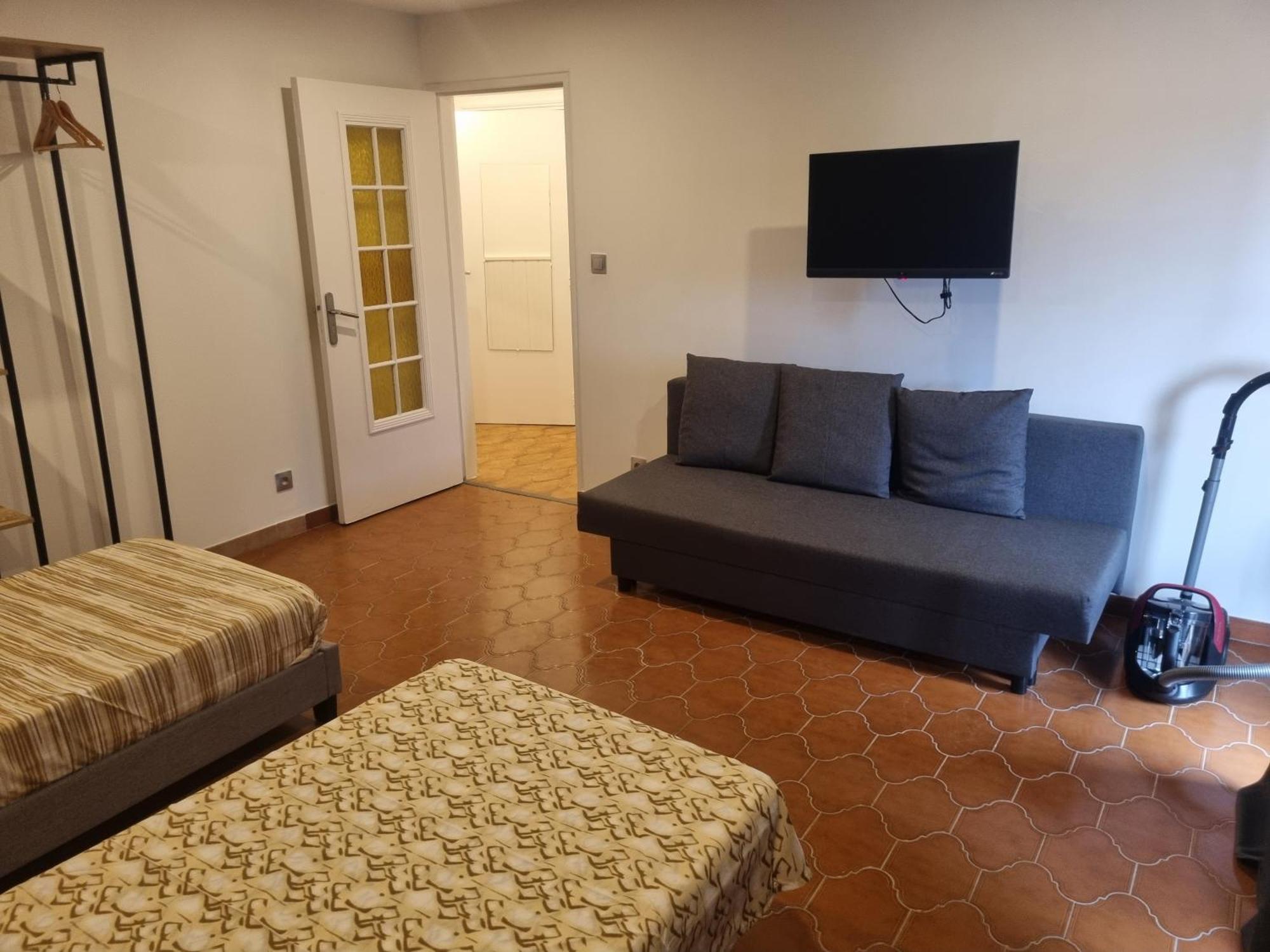 F2 F3 ,appartement Climatise Neuf, Magnifique Vue Sur Et Aeroport, Proche Tram Et Gare Sncf 1 Min,aeroport 3 Minutes, 2or3 Rooms, New Ac Apartment, Magnificent Sea And Airport Views, Close To Tram And Sncf Train Station 1 Min, Airport 3 Min * Nice