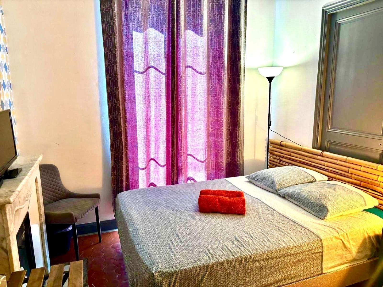 Gare Garibaldi République: Tranquil Private Near Tram Bed & Breakfast *