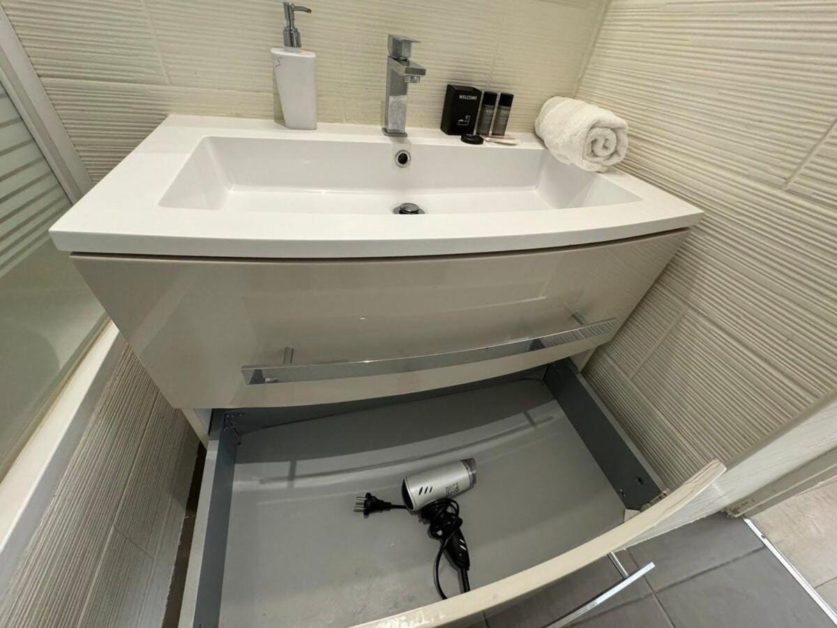 Magnifique 2p, 600m De La Plage, Balcon Et Clim Apartment Nice