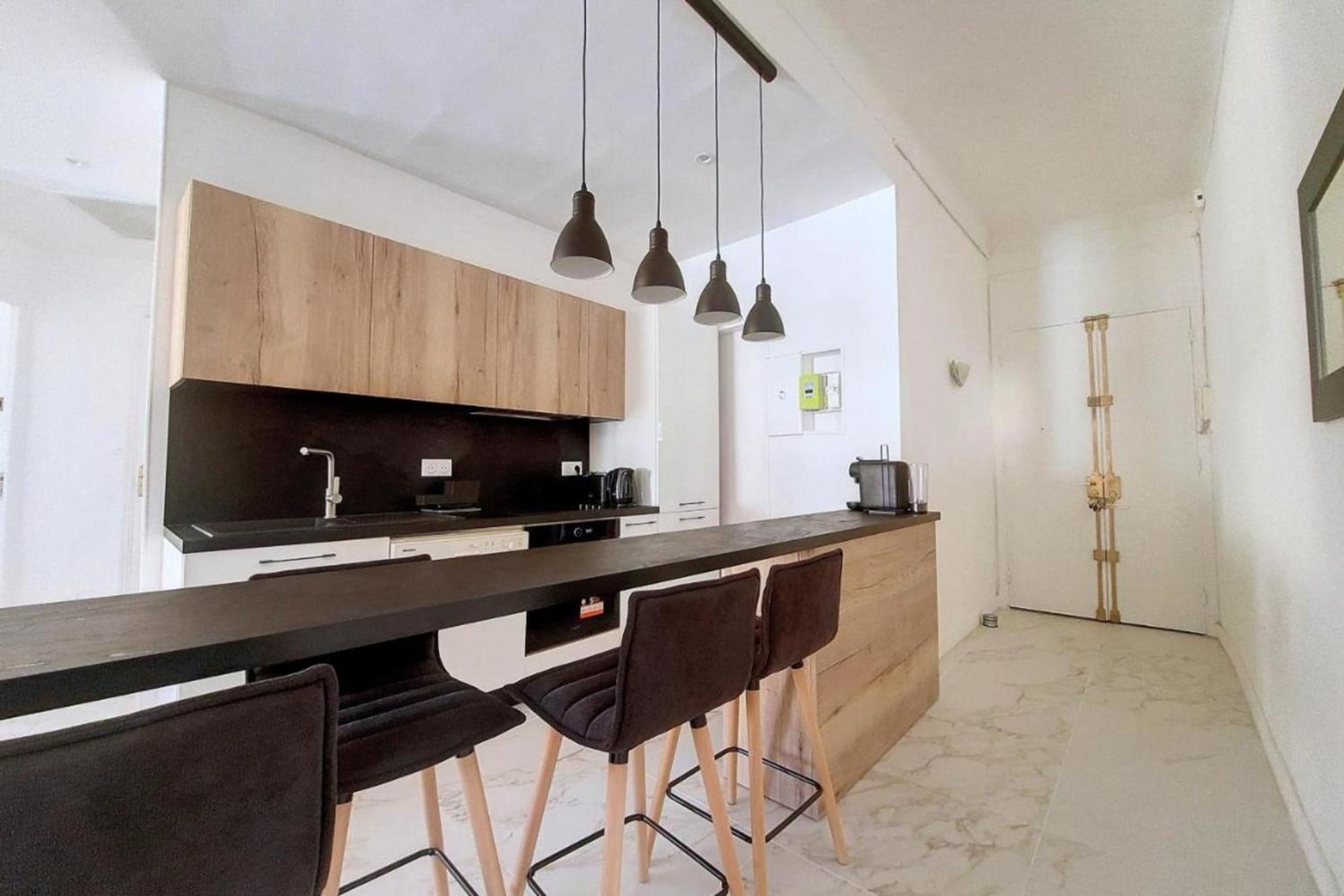 Bright Air-conditioned Flat In The Centre *