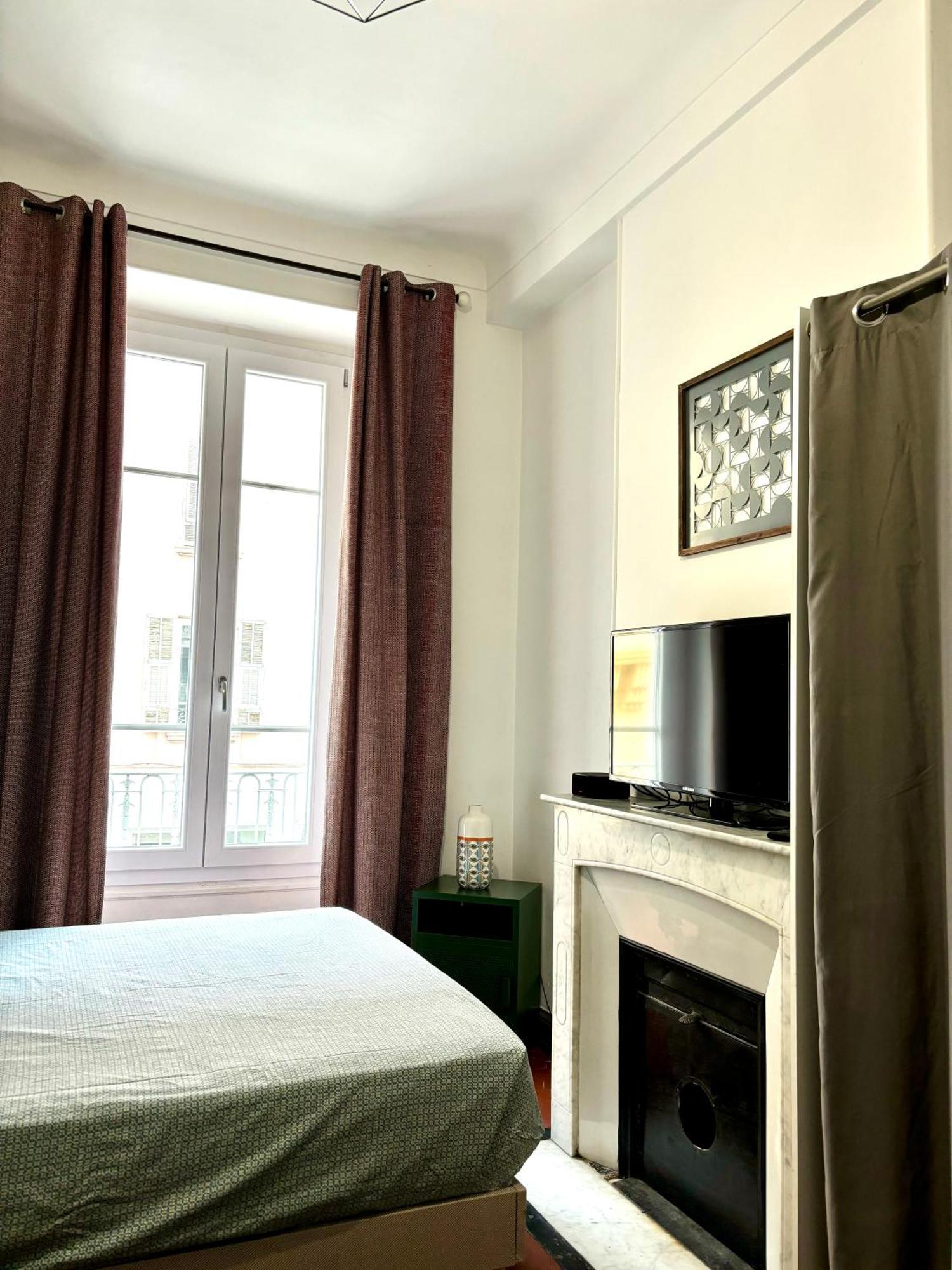 Gare Garibaldi République: Tranquil Private Near Tram Bed & Breakfast