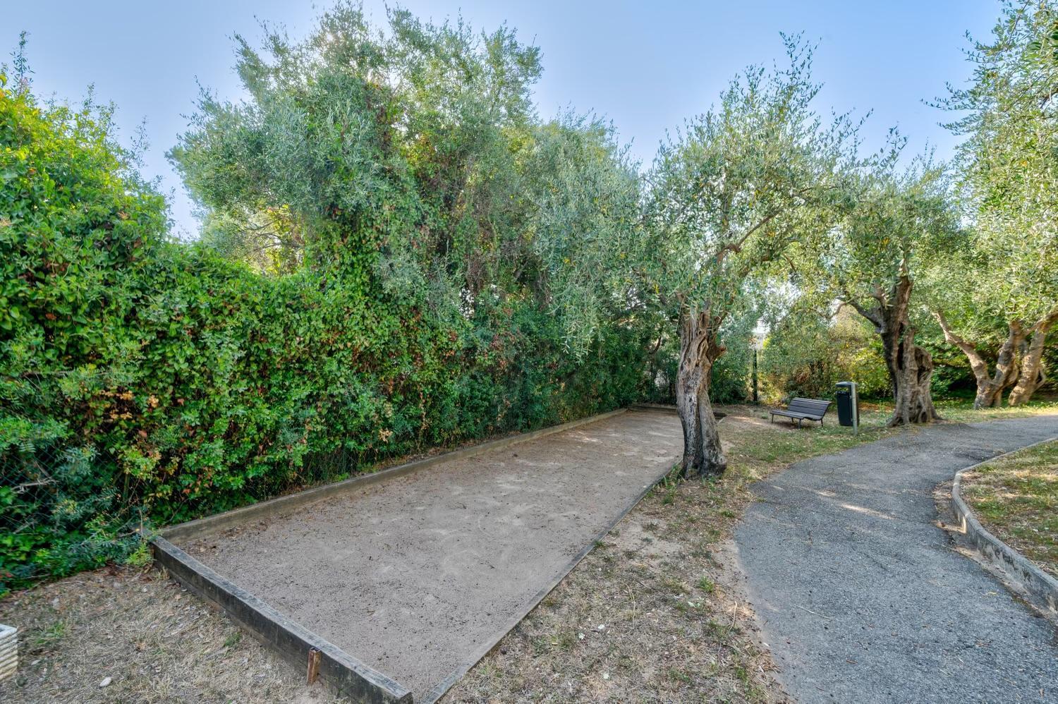 Superbe 2 Pieces Clim Et Parking *