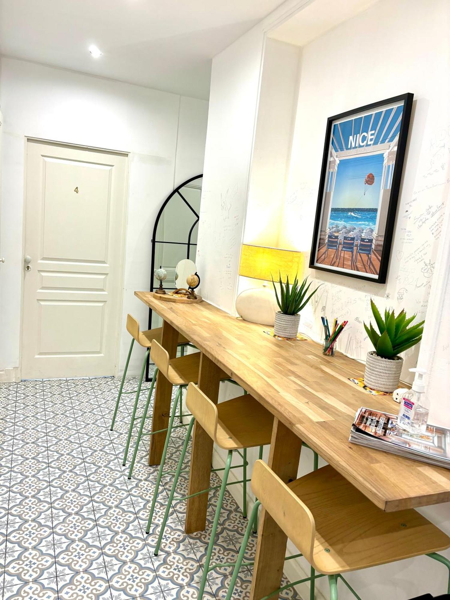 Les De Cedric Iconic Tram Gare Pour Personnes Calmes Homestay Nice