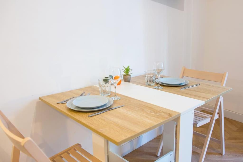 - - Superbe Avec Balcon - Centre - - * Nice