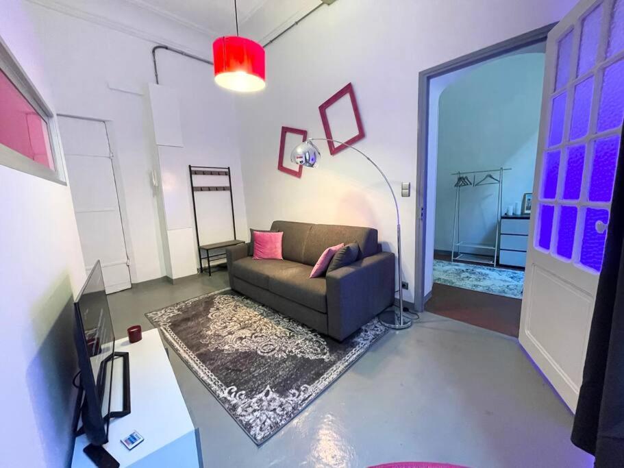 Apartment Cosy Appartement, Moderne, Fuchsia, Industriel