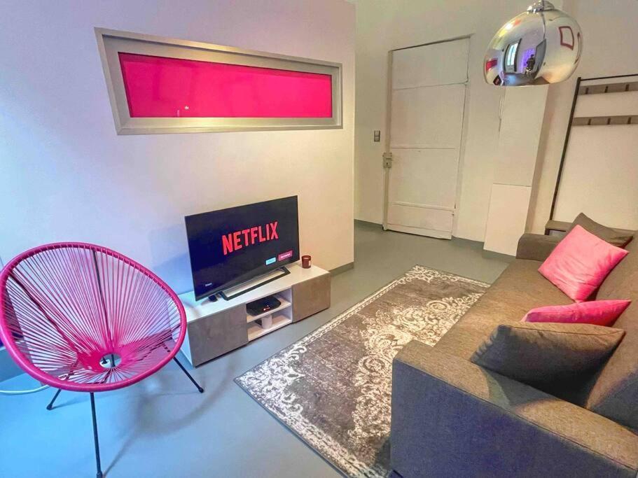 Apartment Cosy Appartement, Moderne, Fuchsia, Industriel